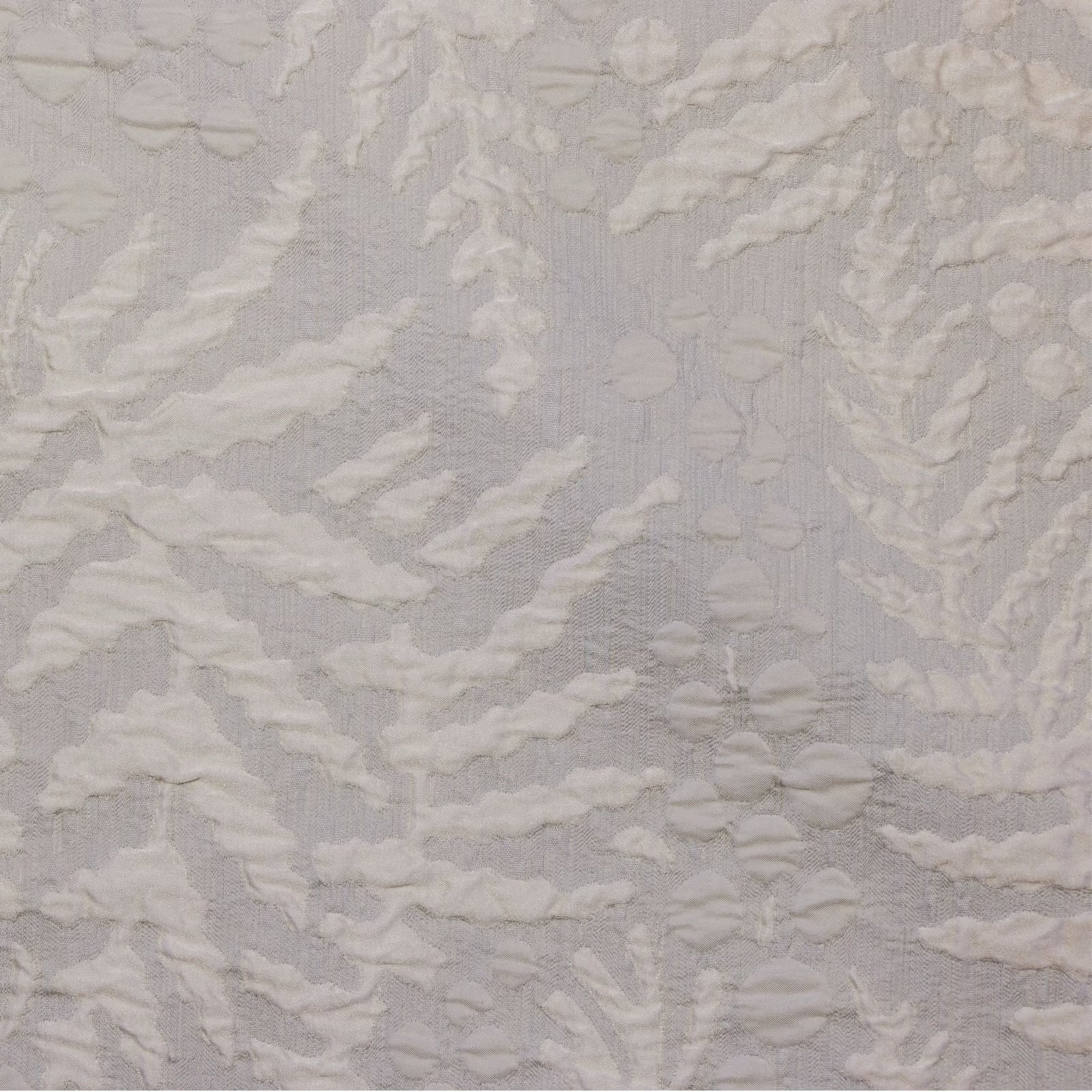 Filice Argento large decorative pillows & cover, Livenza Argento standard pillows and duvet cover. Gobi Argento top sheet. 