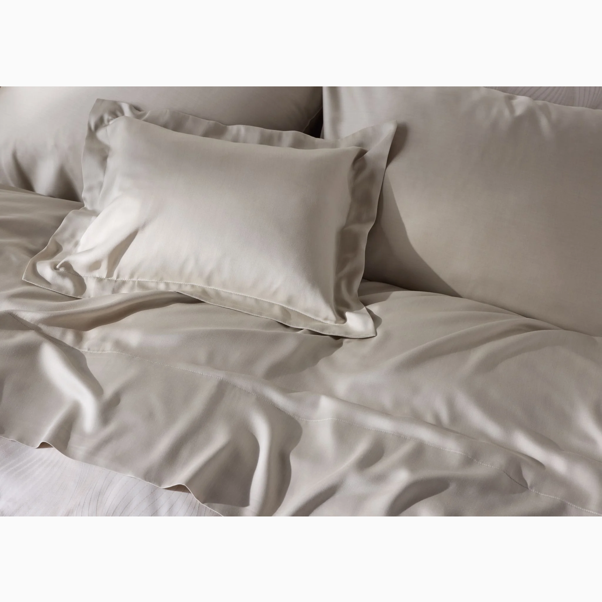 Closeup image of SDH Legna Dahlia Bedding Shams and Sheets