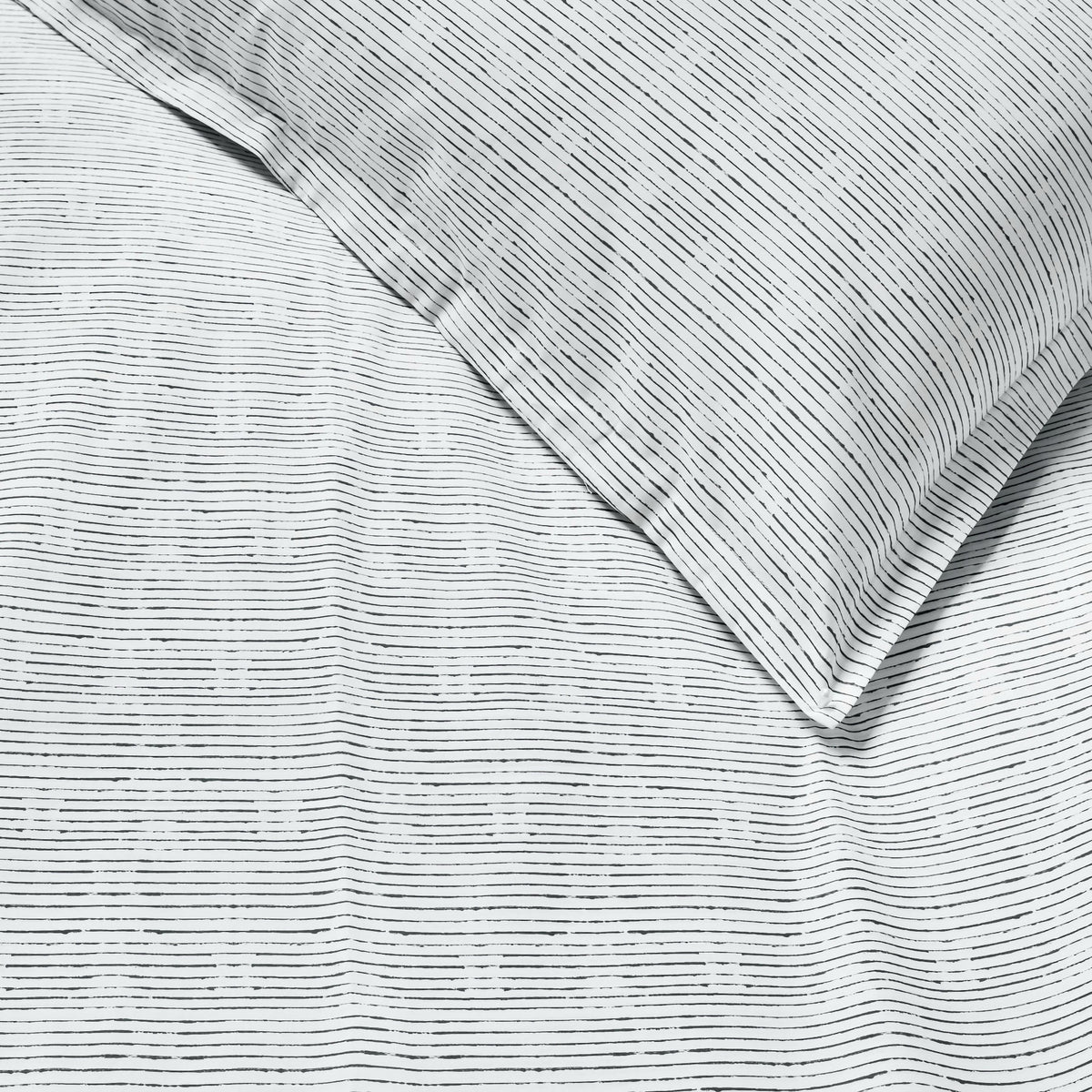 Detailed View of White and Black Sferra Arzano Bedding