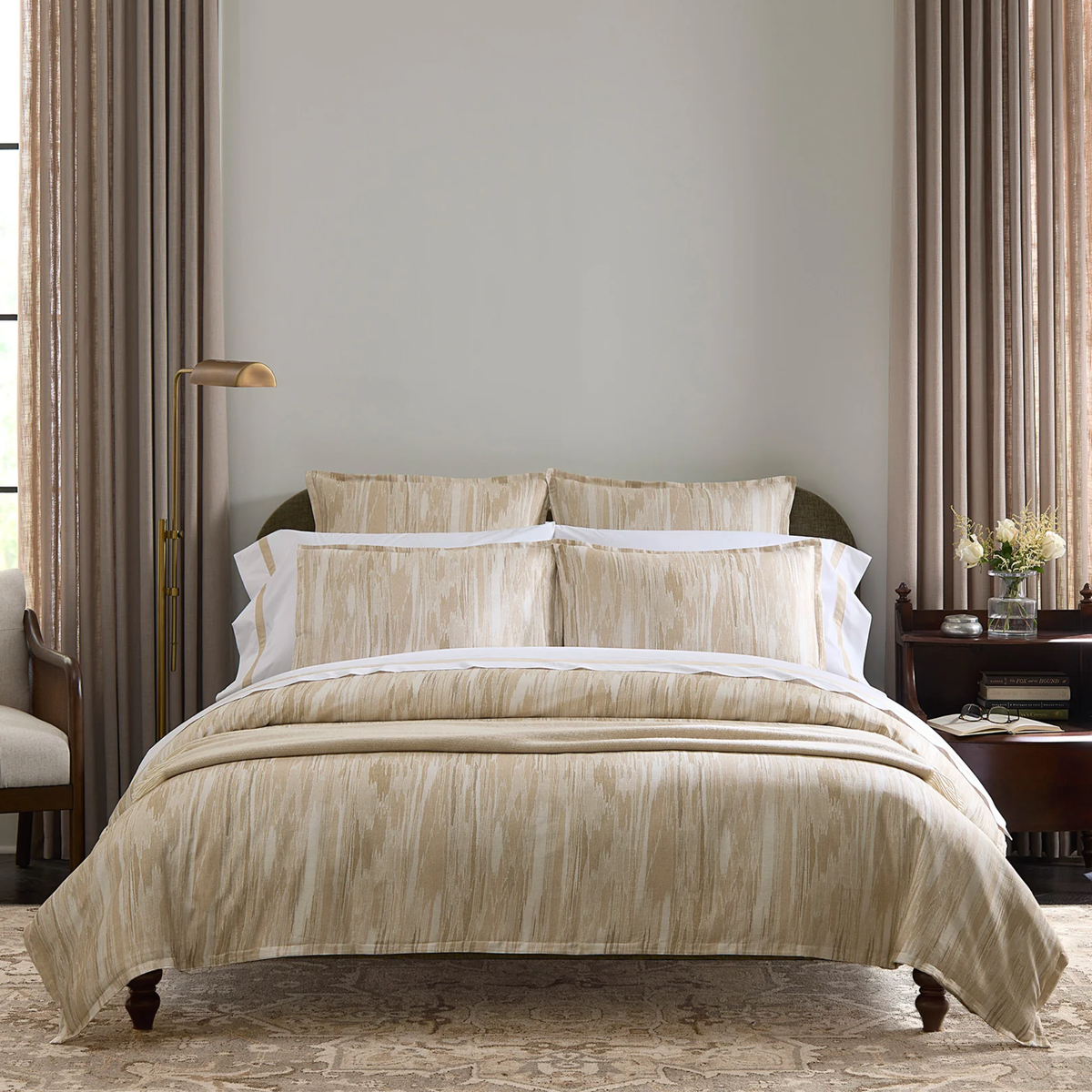 As pictured on reverse: Brina 3100 Sand duvet cover and shams, Estate 2520 White/Sand flat sheet and pillowcases, Grande Hotel 77320 White fitted
sheet, Palatino 4500 White quilt, Cervino 11038 Beige decorative pillow and throw.