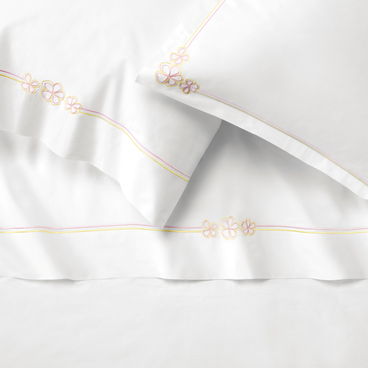Sferra Fiorina Prato Bedding Lifestyle Sheets and Shams Textures in White/Carnation