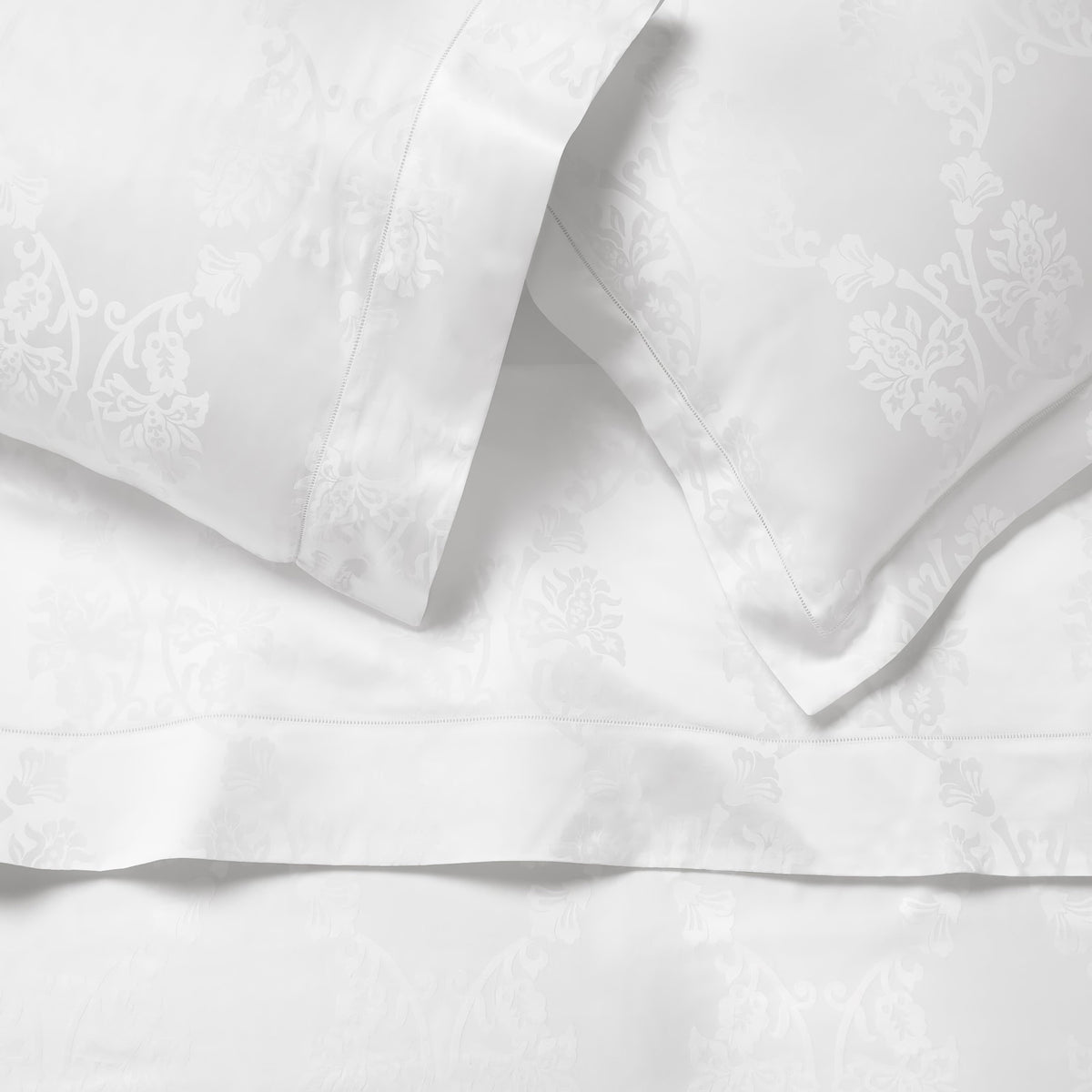 Finishing detail of White Sferra Giza 45 Lido Bedding