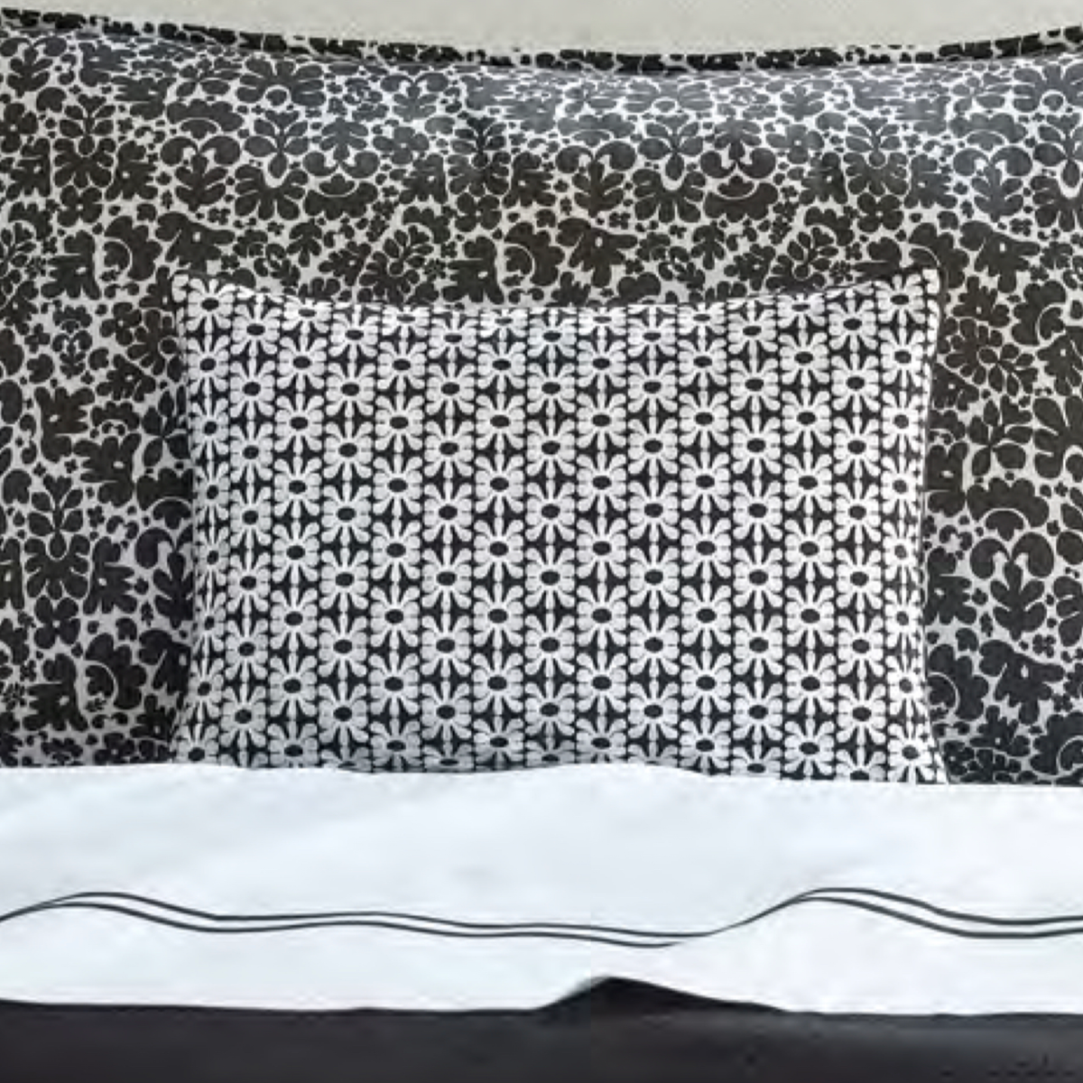Details of Sferra Margherita Decorative Pillow in Black/White