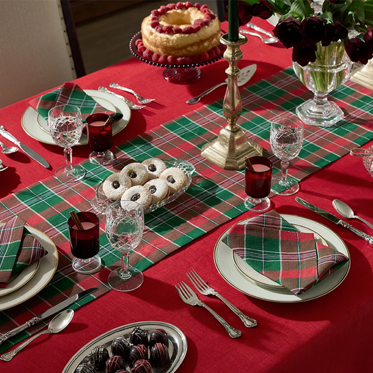 A holiday table with Sferra Masseria Table Linens in Emerald and Red colors