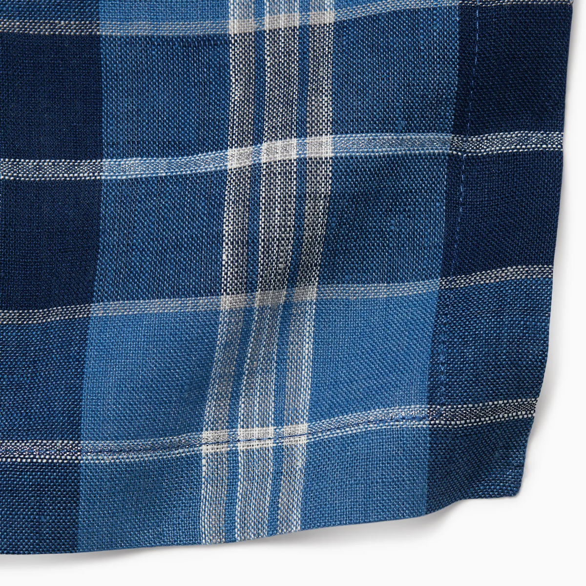 Plaid Pattern of Sferra Masseria Table Linens in Cadet and Navy colors