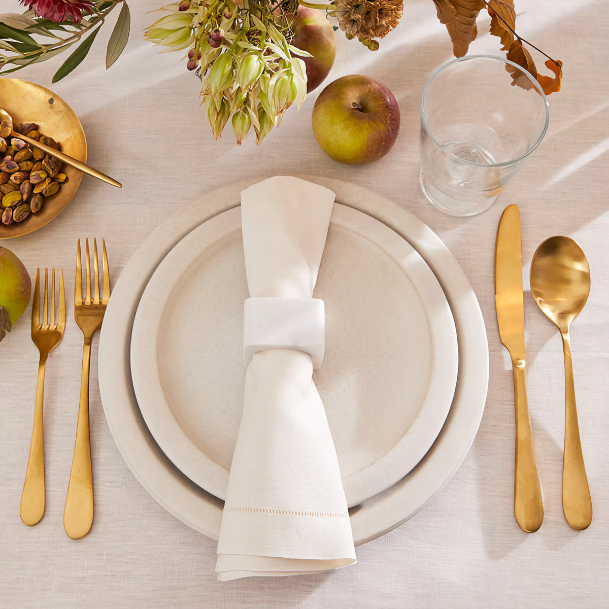 Dinner Napkin in White Sferra Quadrato Napkin Ring