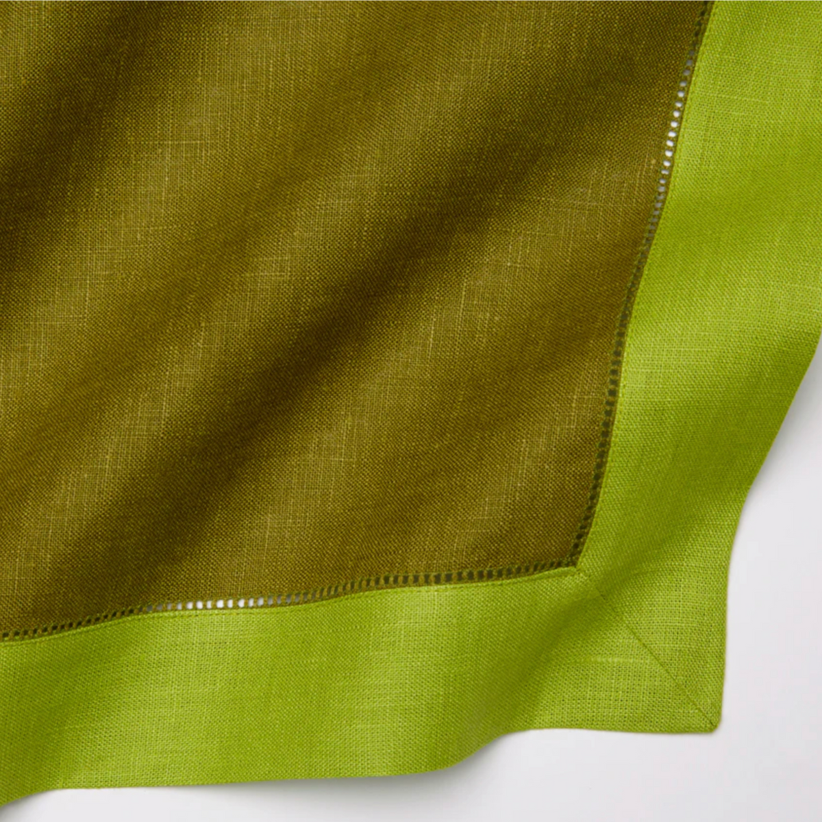 Closeup of Sferra Roma Placemat Fabric in Avocado and Apple Color