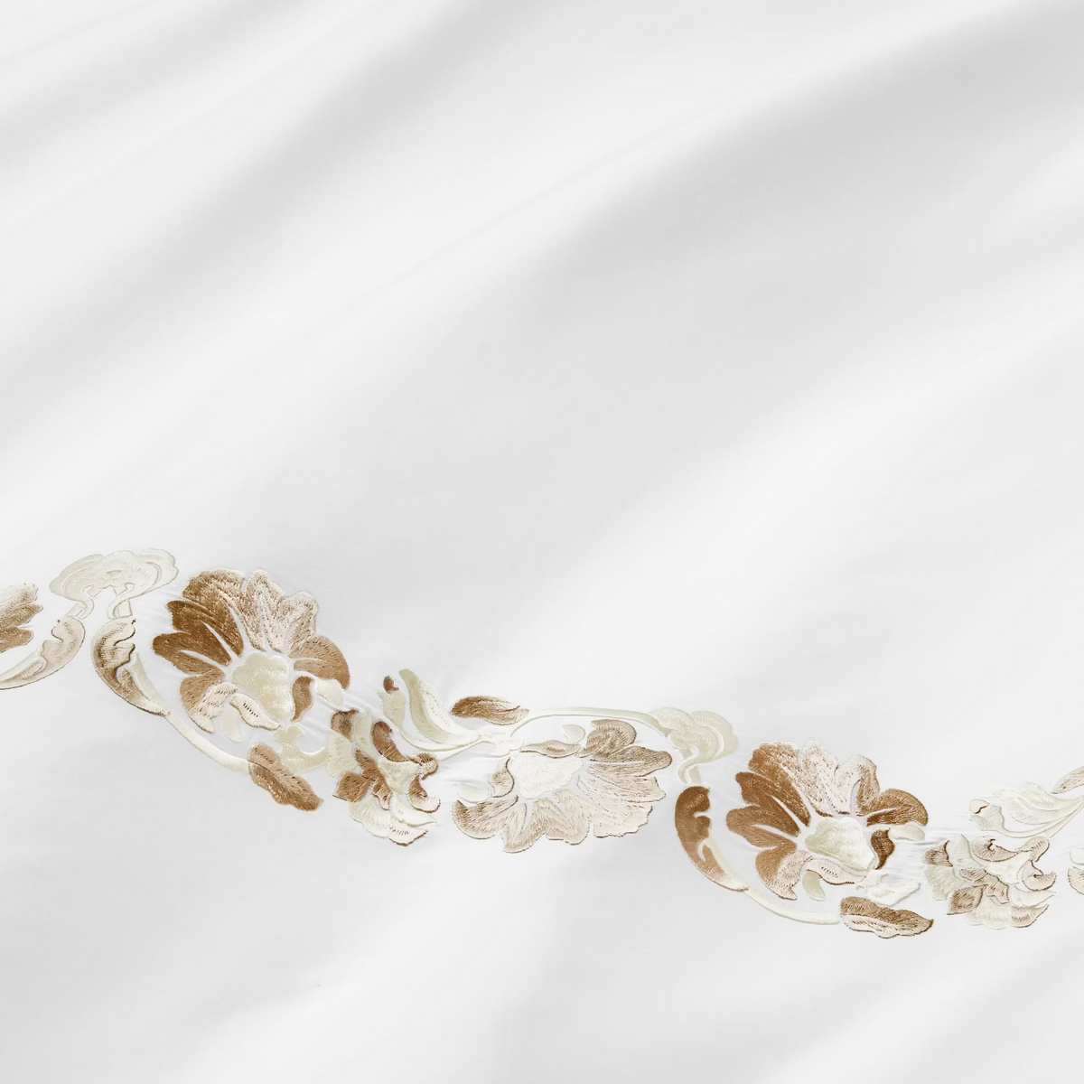 Fabric of White and Sand Sferra Tralcio Bedding