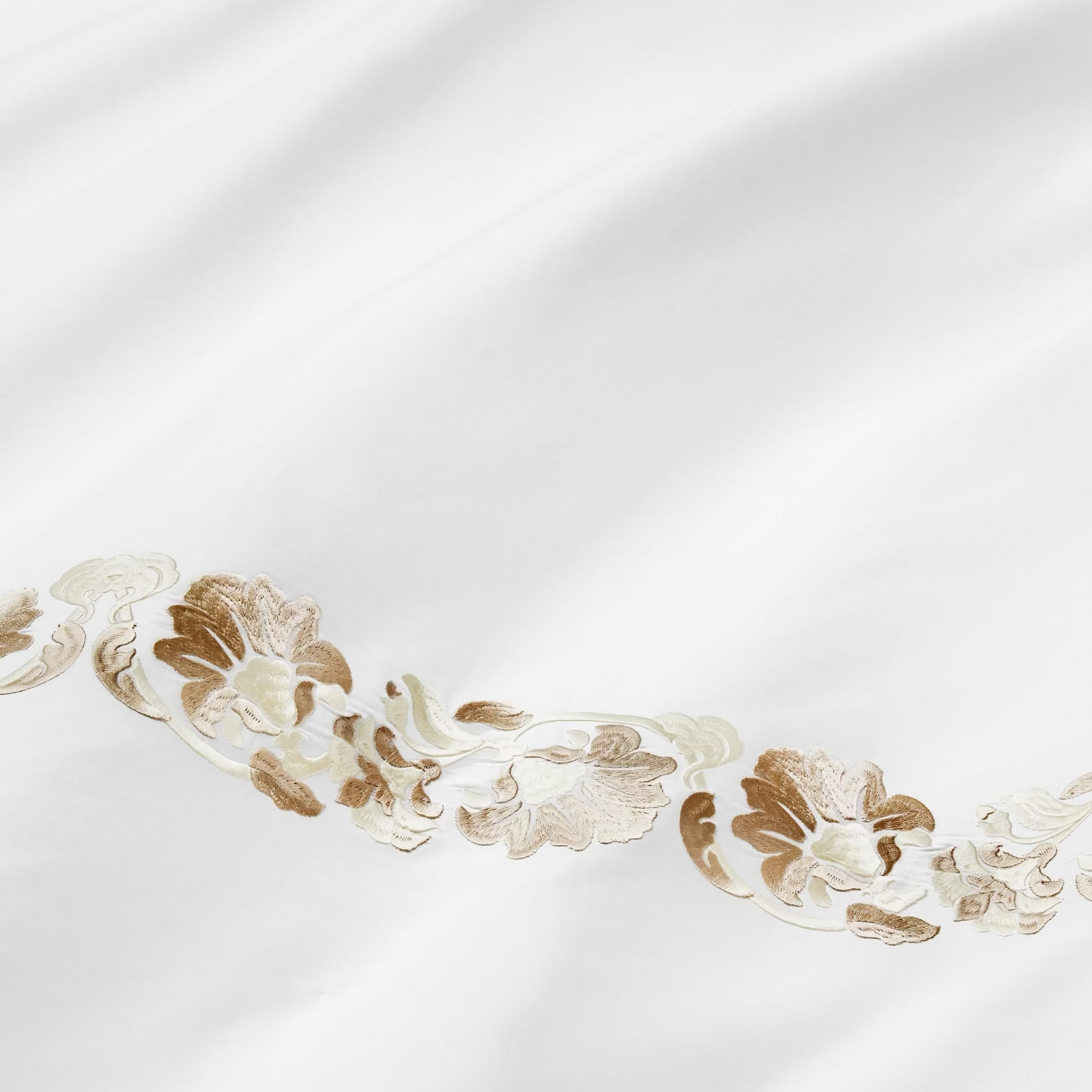 Bed in White and Sand Sferra Tralcio Bedding