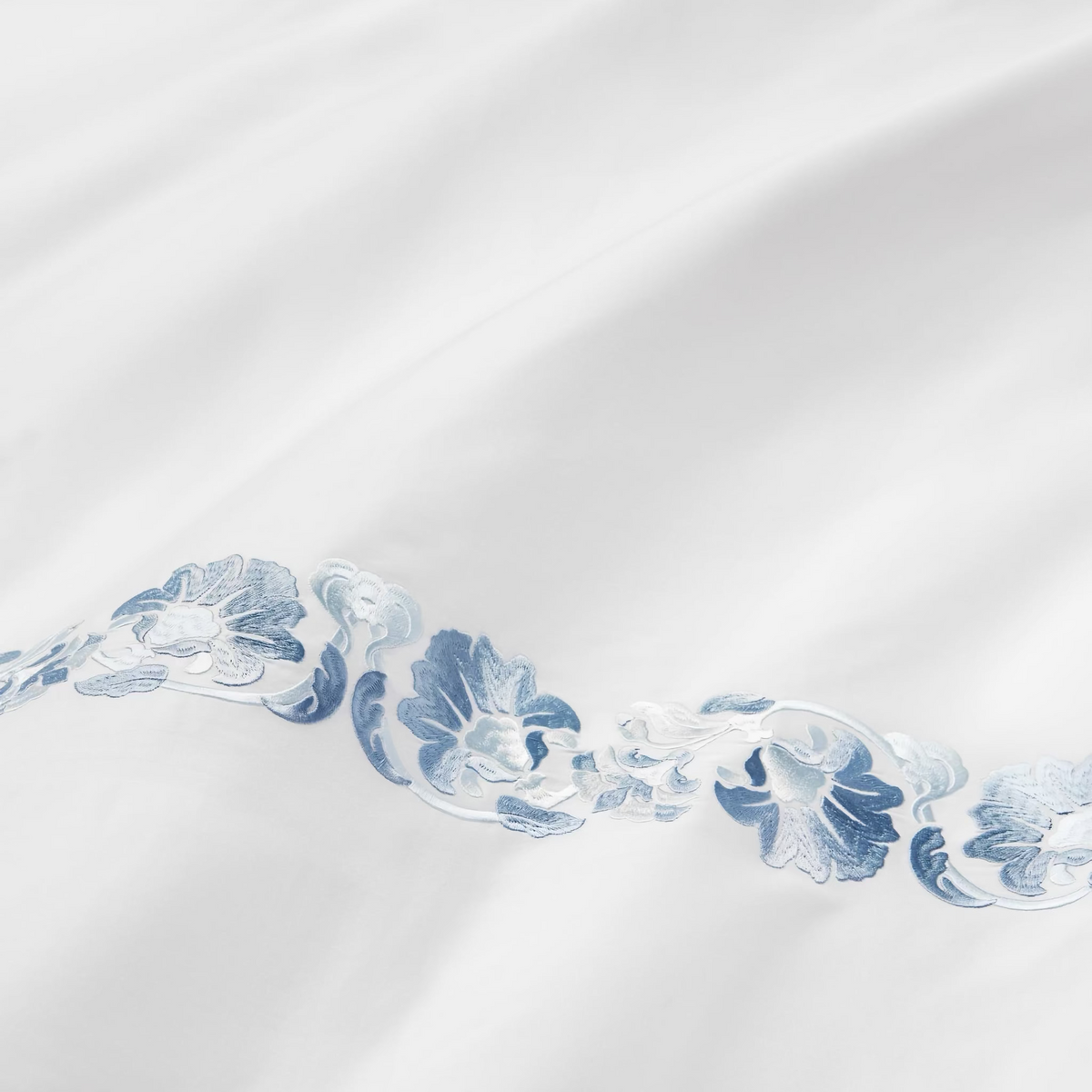 Fabric of White and Sea Sferra Tralcio Bedding