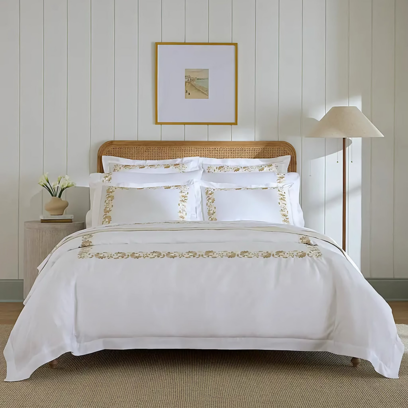 Bed in White and Sand Sferra Tralcio Bedding