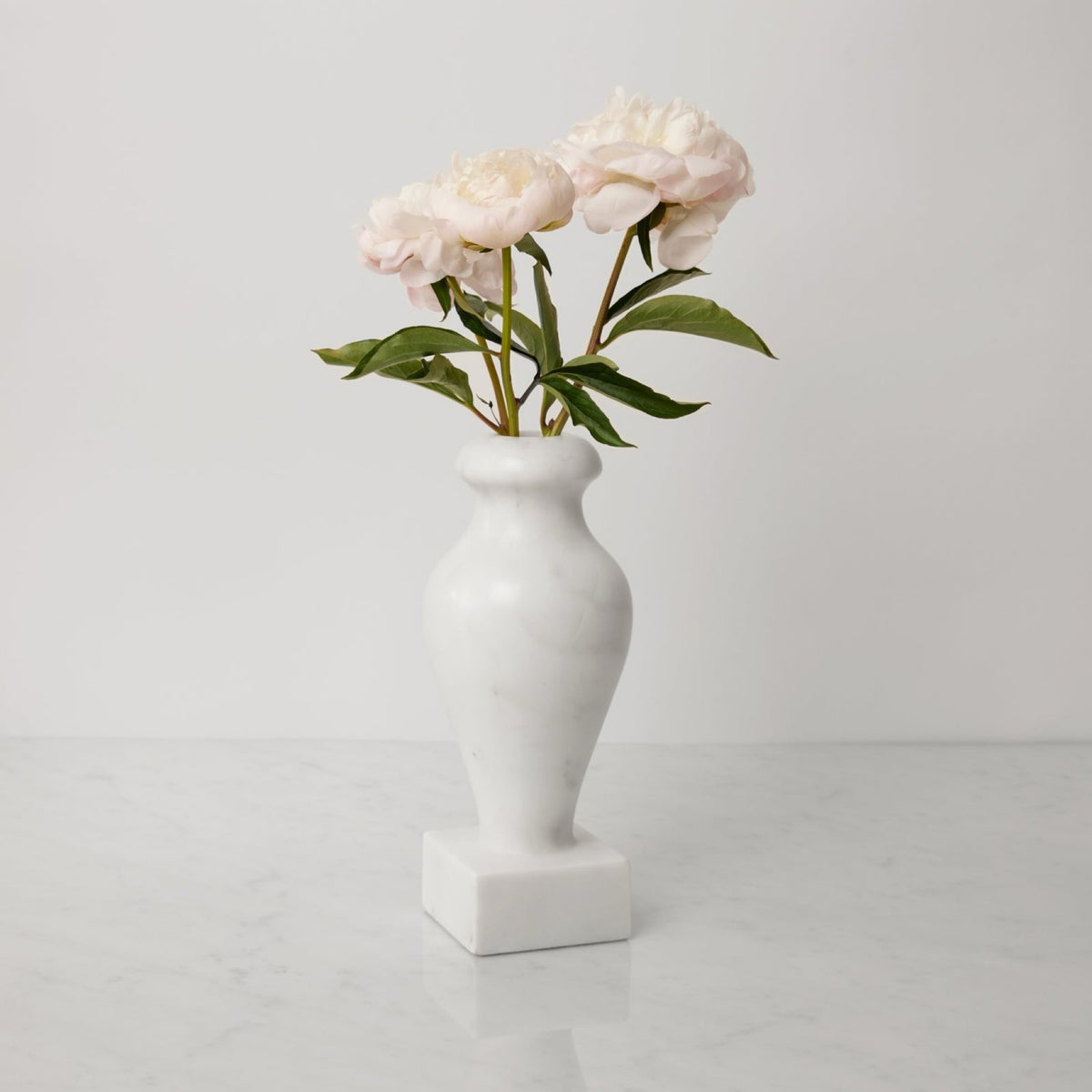Sferra Vara Marble Pedestal Vase in White with flowers