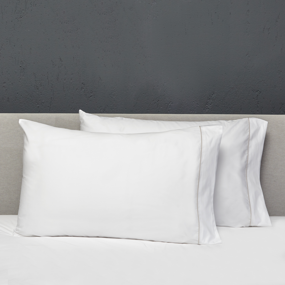 Pair of Pillowcases of Signoria Luce Bedding in Pearl Color