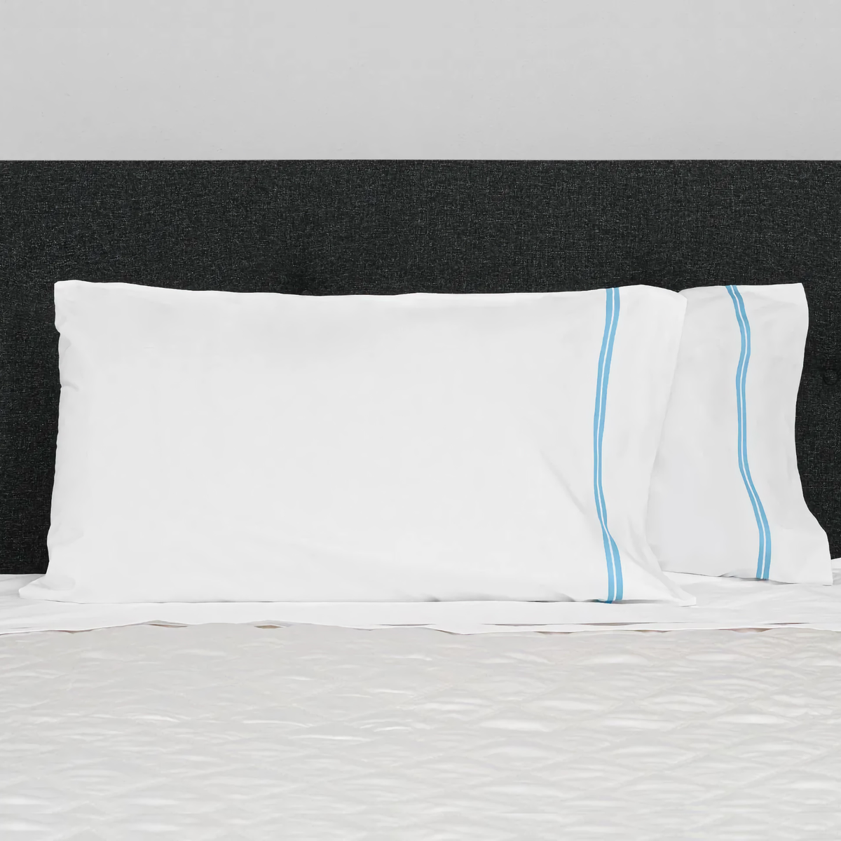 Pillowcases of Signoria Mylos Bedding in  White and Cerulean Blue