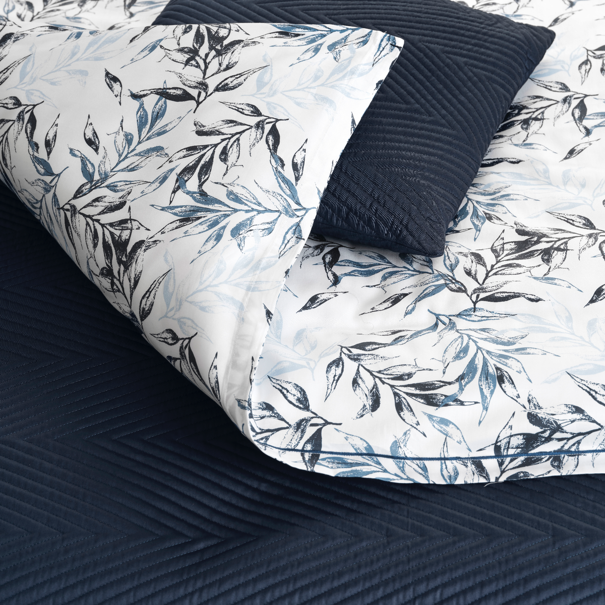 Detail View of Signoria Natura Duvet Cover in Blue Color