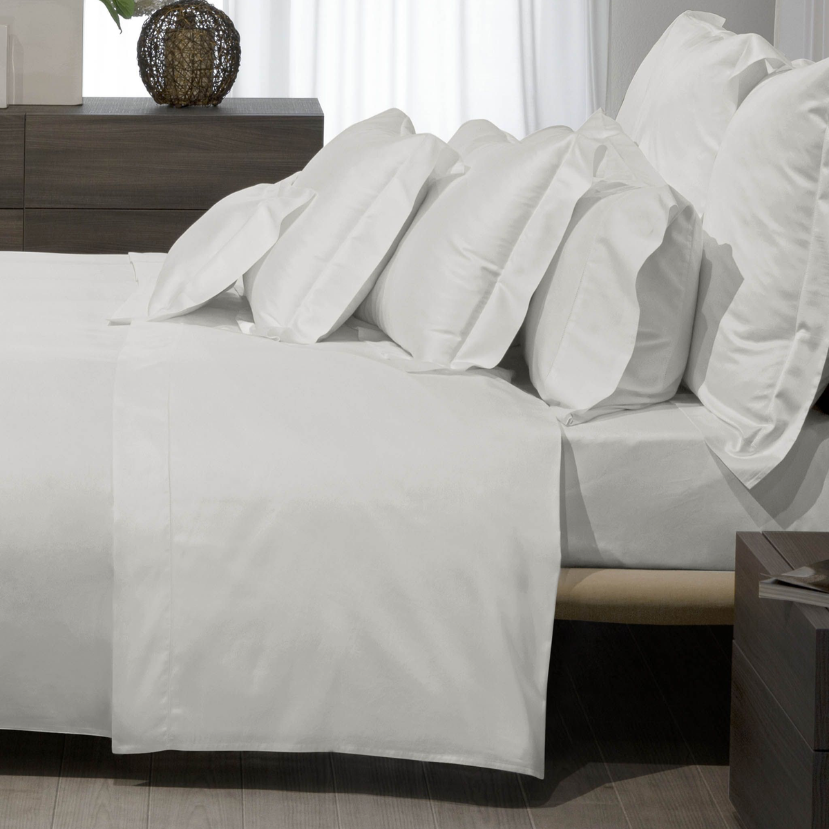 Side Detail View of Pearl  Signoria Nuvola Percale Bedding