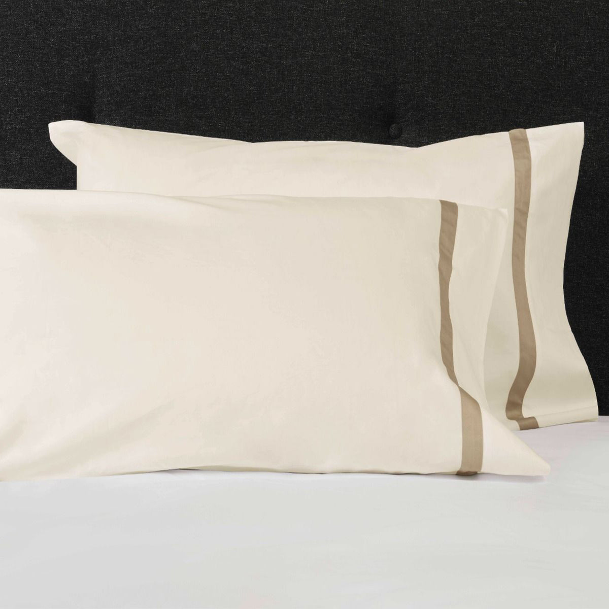 Pair of Pillowcases of Signoria Pegaso Bedding in Ivory/Flax Color
