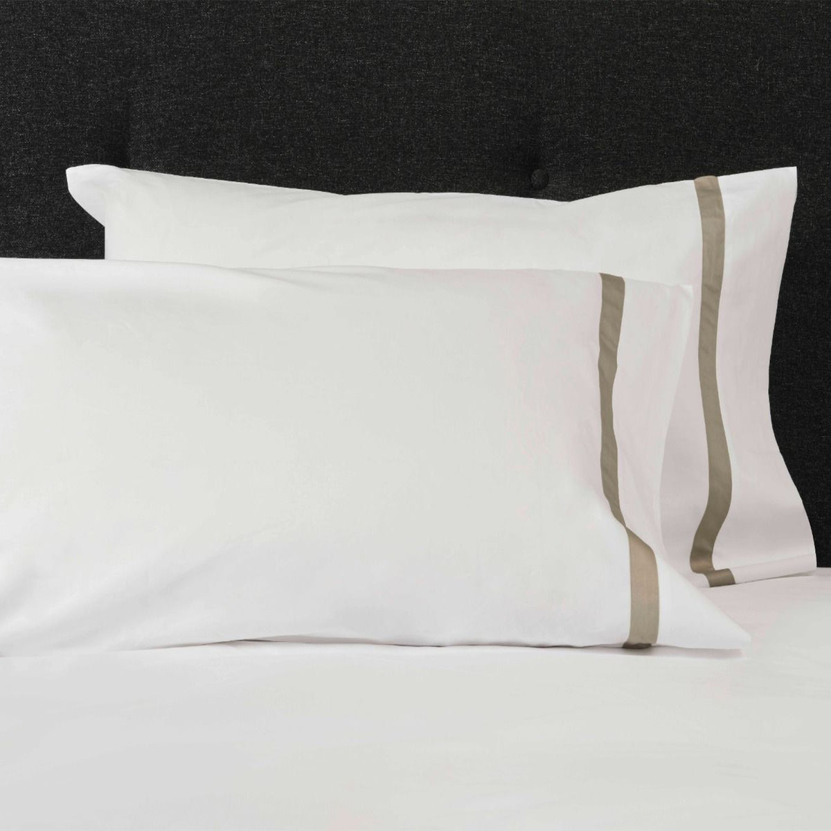 Pair of Pillowcases of Signoria Pegaso Bedding in White/Khaki Color