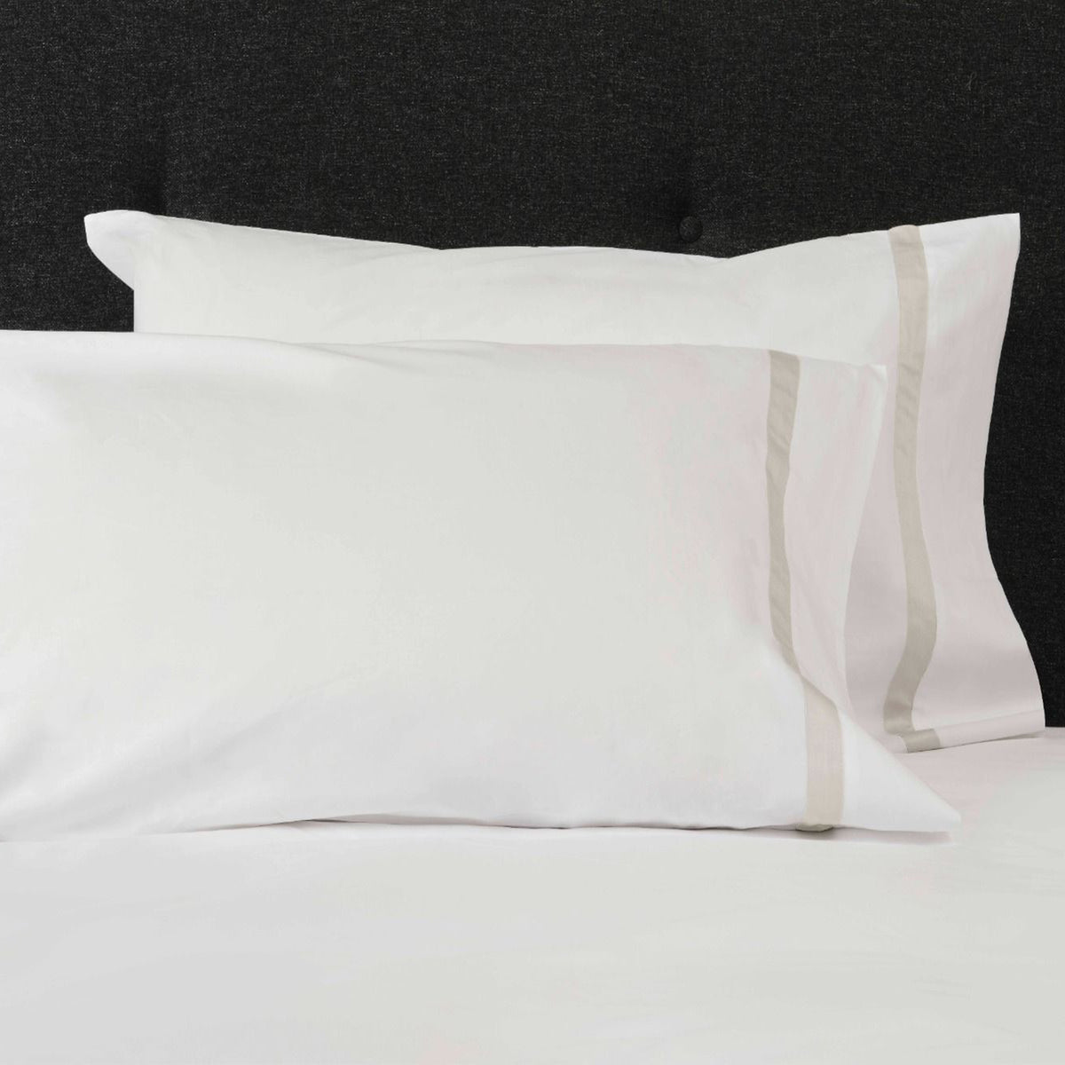Pair of Pillowcases of Signoria Pegaso Bedding in White/Pearl Color