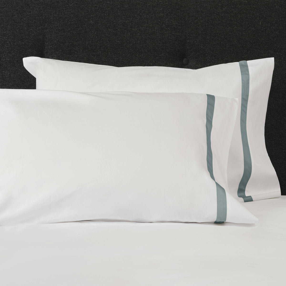 Pair of Pillowcases of Signoria Pegaso Bedding in White/Wilton Blue Color