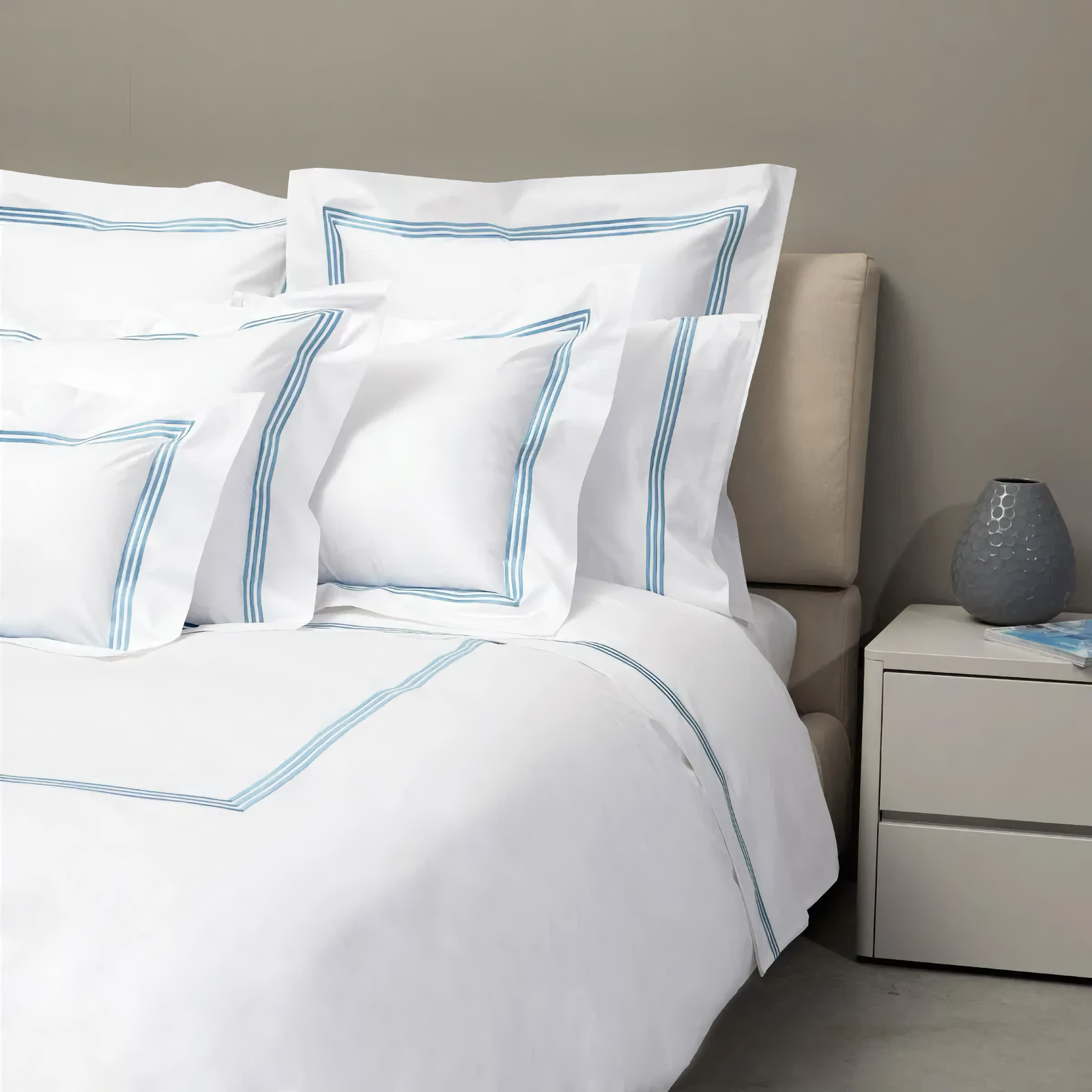 Duvet Cover of Signoria Platinum Percale Bedding in White and Cerulean Blue