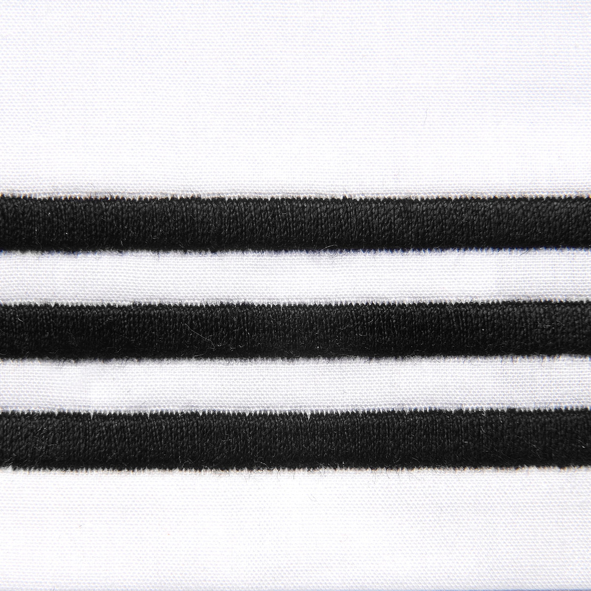 Fabric Closeup of Signoria Platinum Percale Bedding in White/Black Color