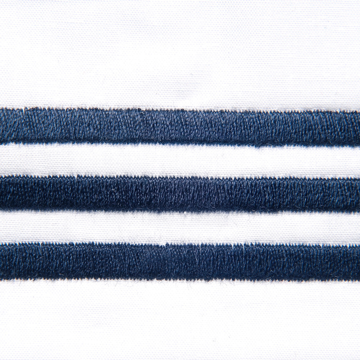 Fabric Closeup of Signoria Platinum Percale Bedding in White/Dark Blue Color