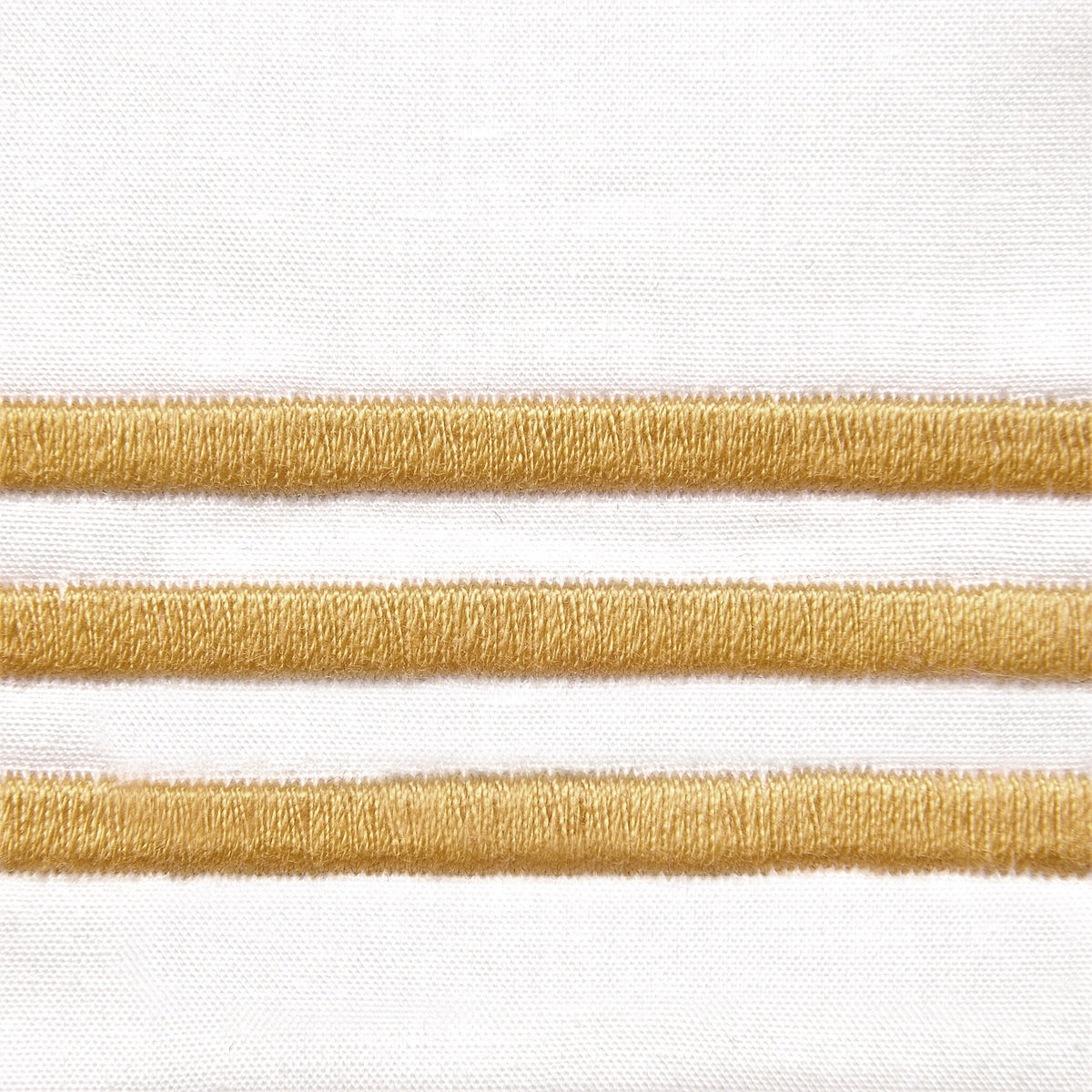 Fabric Closeup of Signoria Platinum Percale Bedding in White/Gold Color