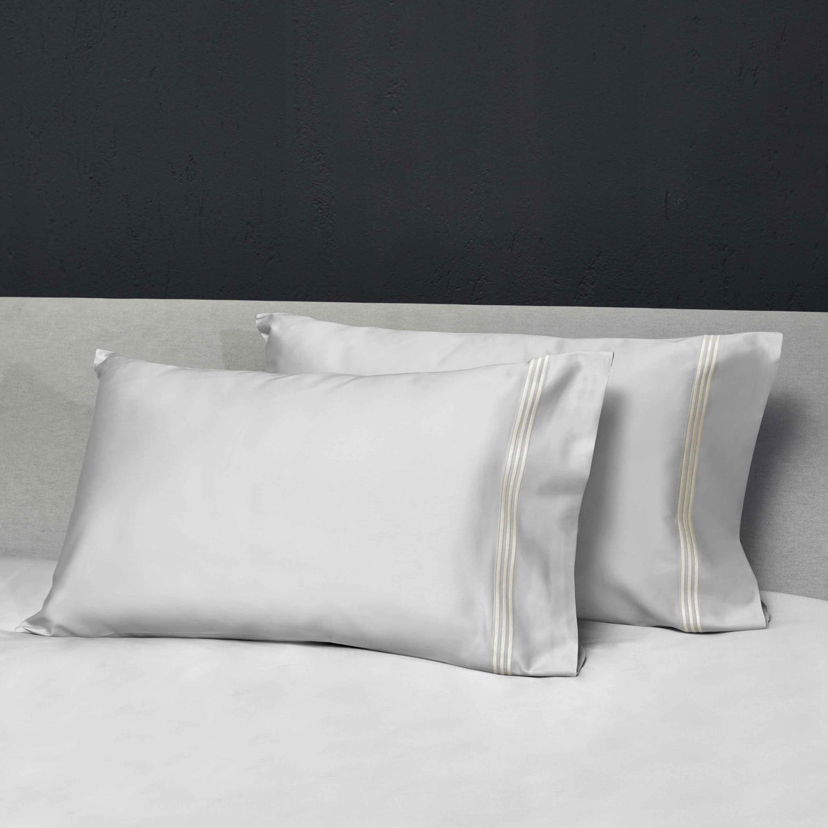 Pair of Pillowcases of Signoria Platinum Sateen Bedding in Pearl/Ivory Color