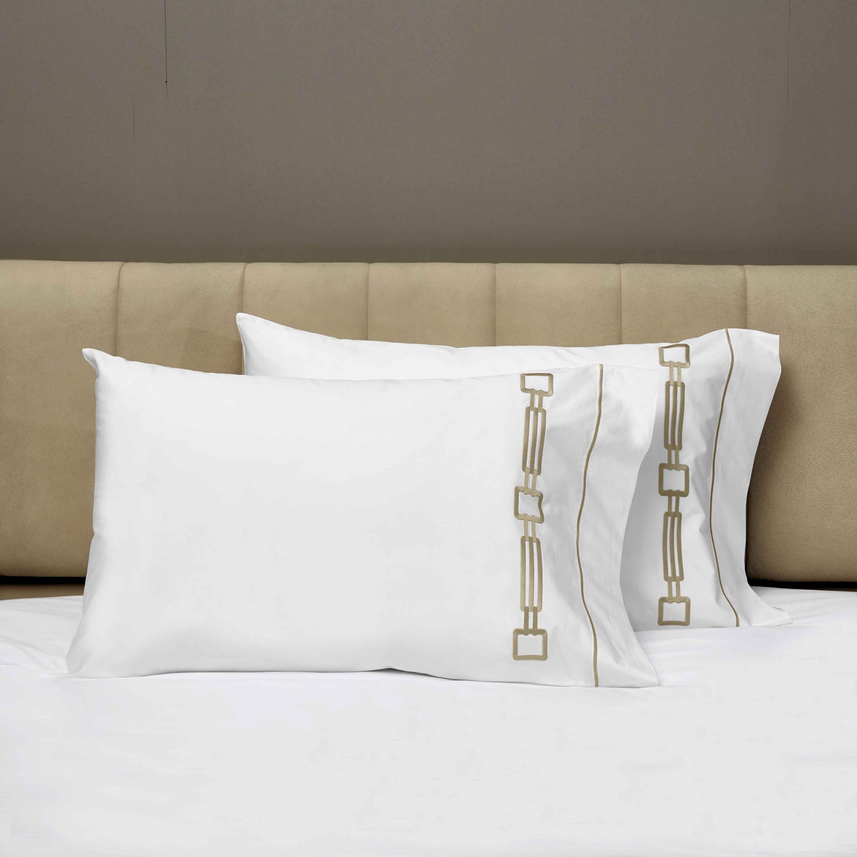 Closeup View of Signoria Retrò Pillowcases in White/Taupe Color