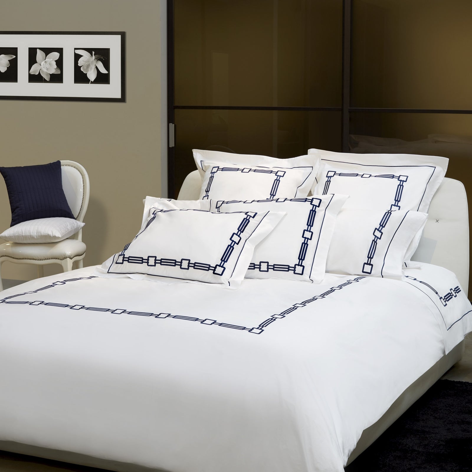 Full Top View of Signoria Retrò Bedding in White/Dark Blue Color