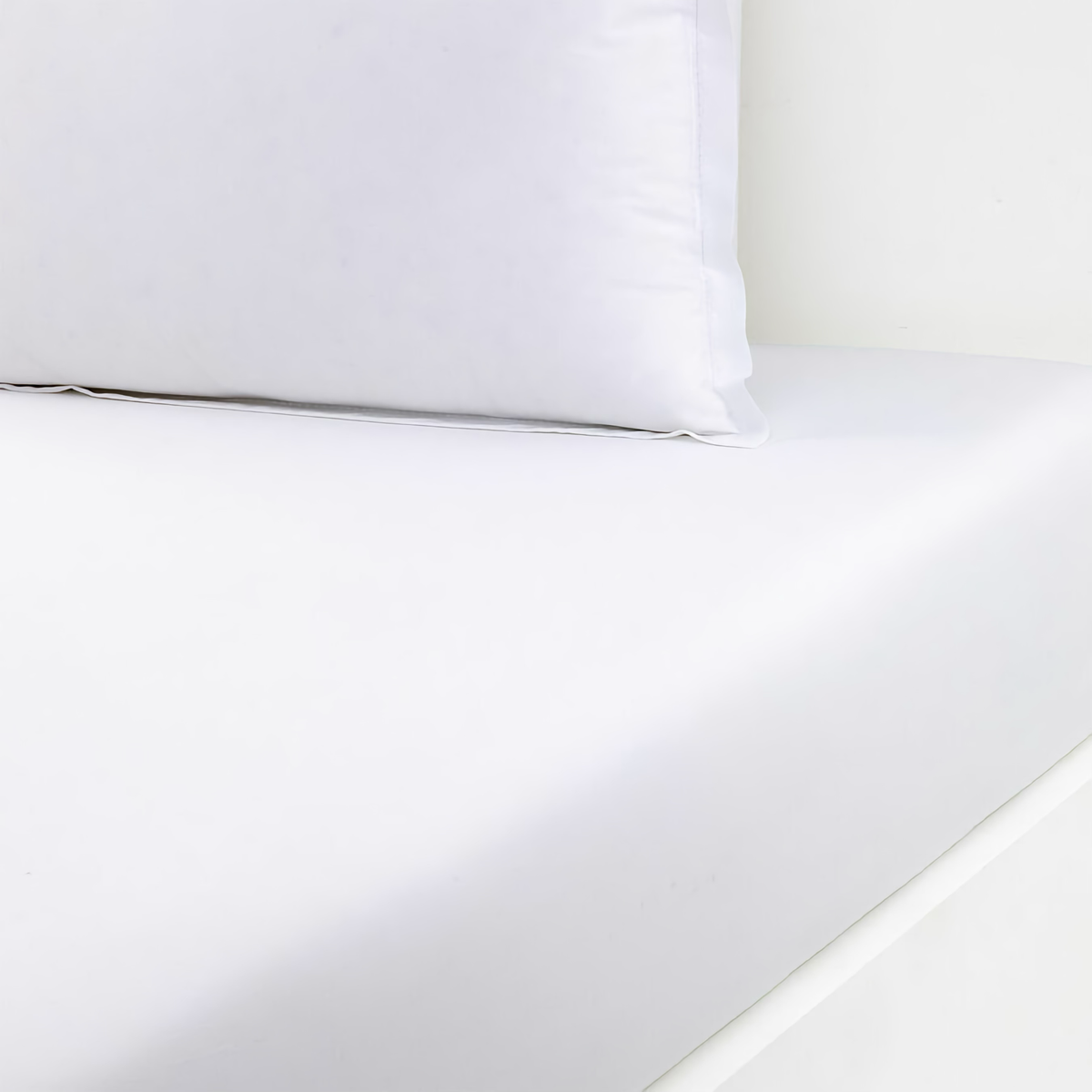 Fitted Sheet of Yves Delorme Batiste Bedding in Blanc