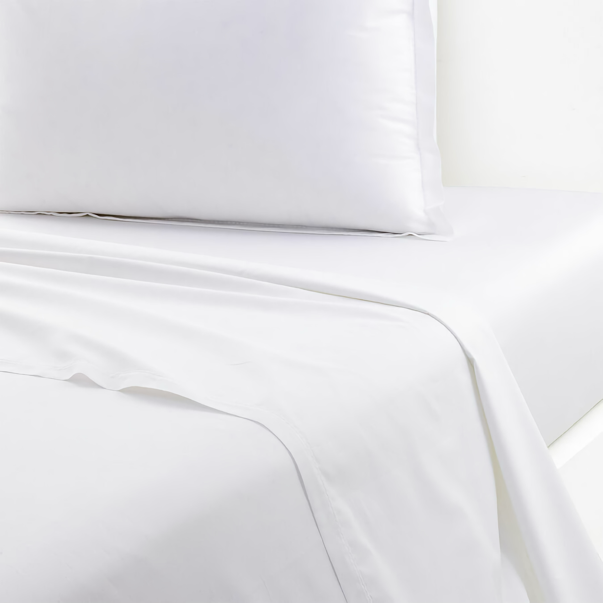 Flat Sheet of Yves Delorme Batiste Bedding in Blanc
