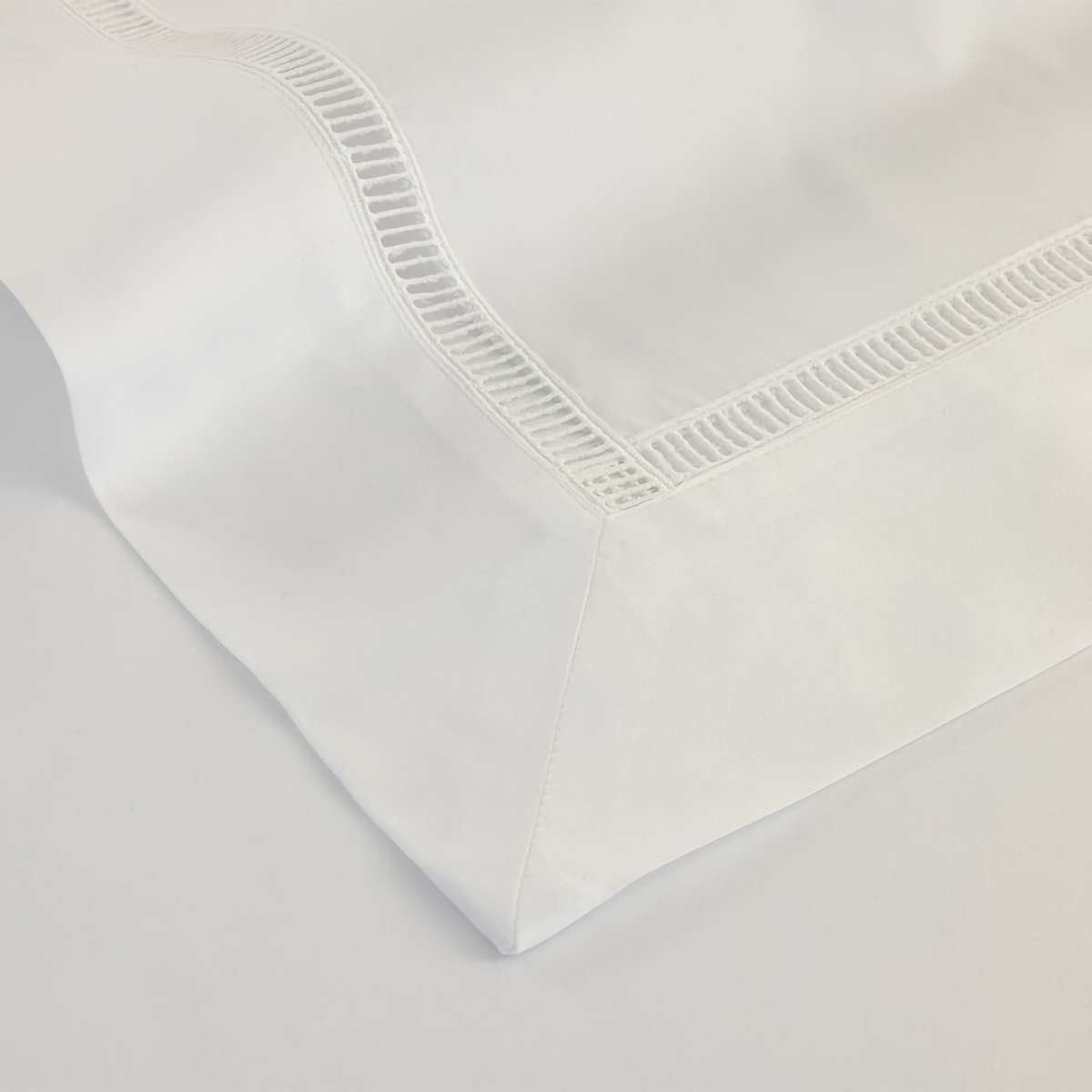 Fabric of Yves Delorme Colisee Bedding