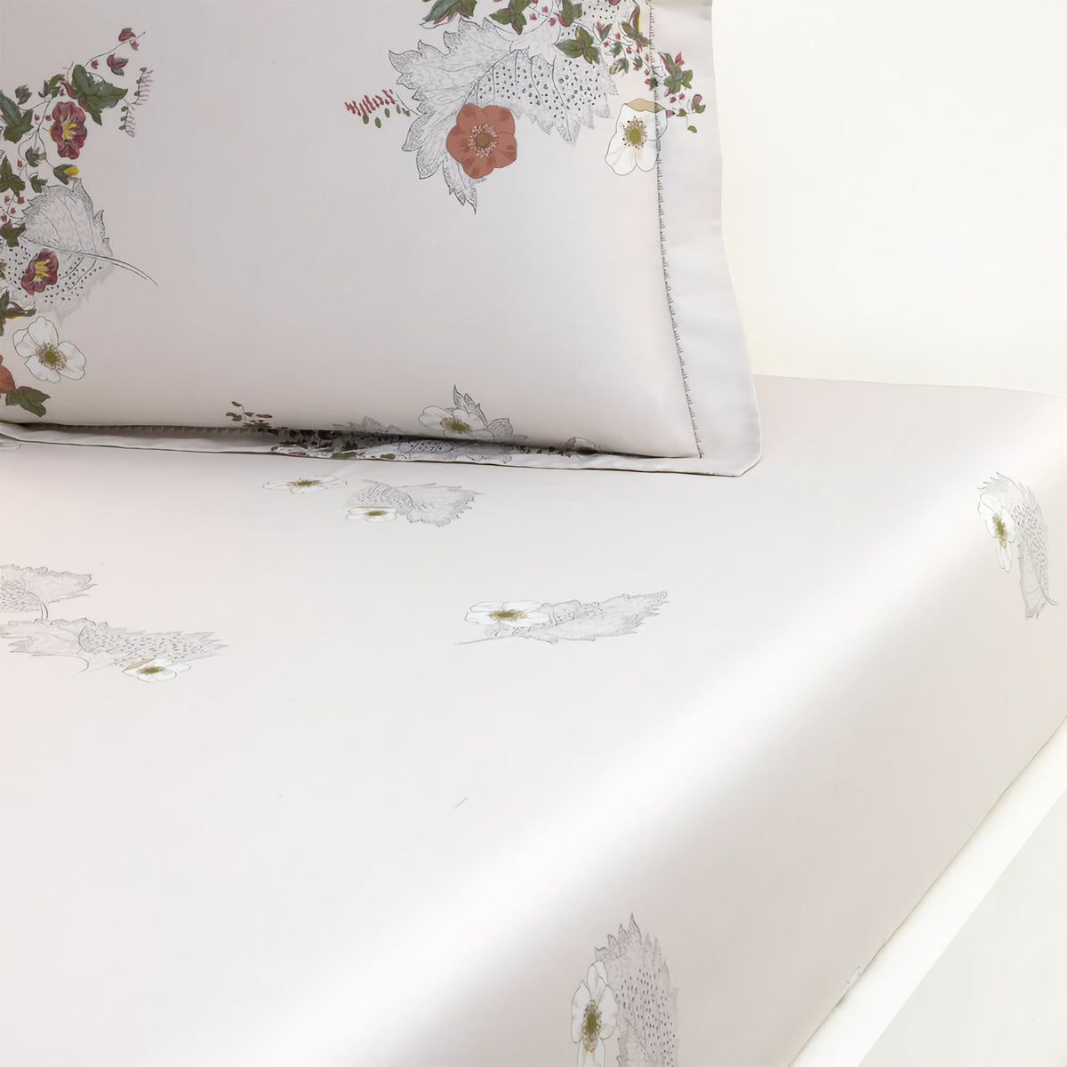 Fitted Sheet of Yves Delorme Corolles Bedding