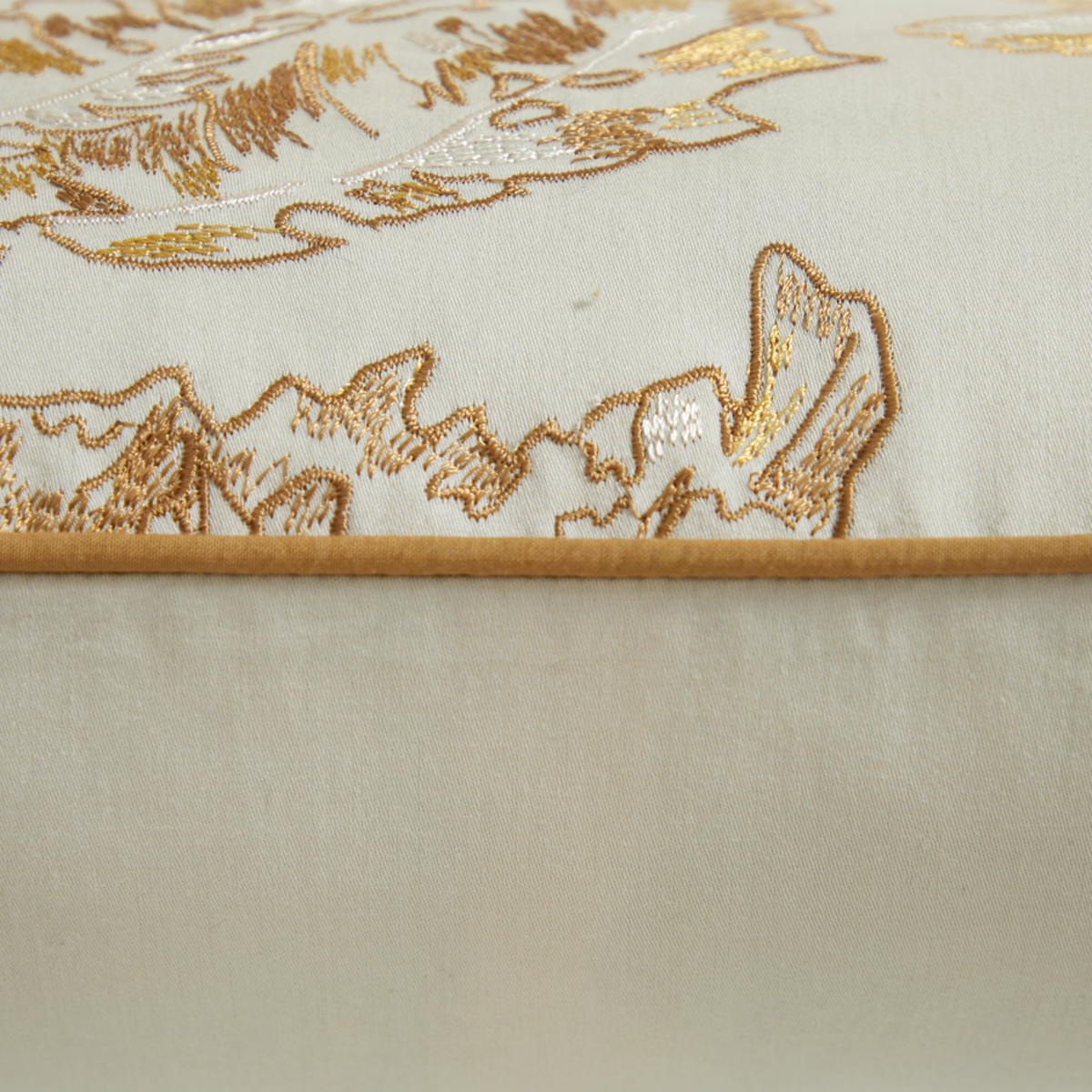 Edge Piping of Yves Delorme Faune Decorative Pillow