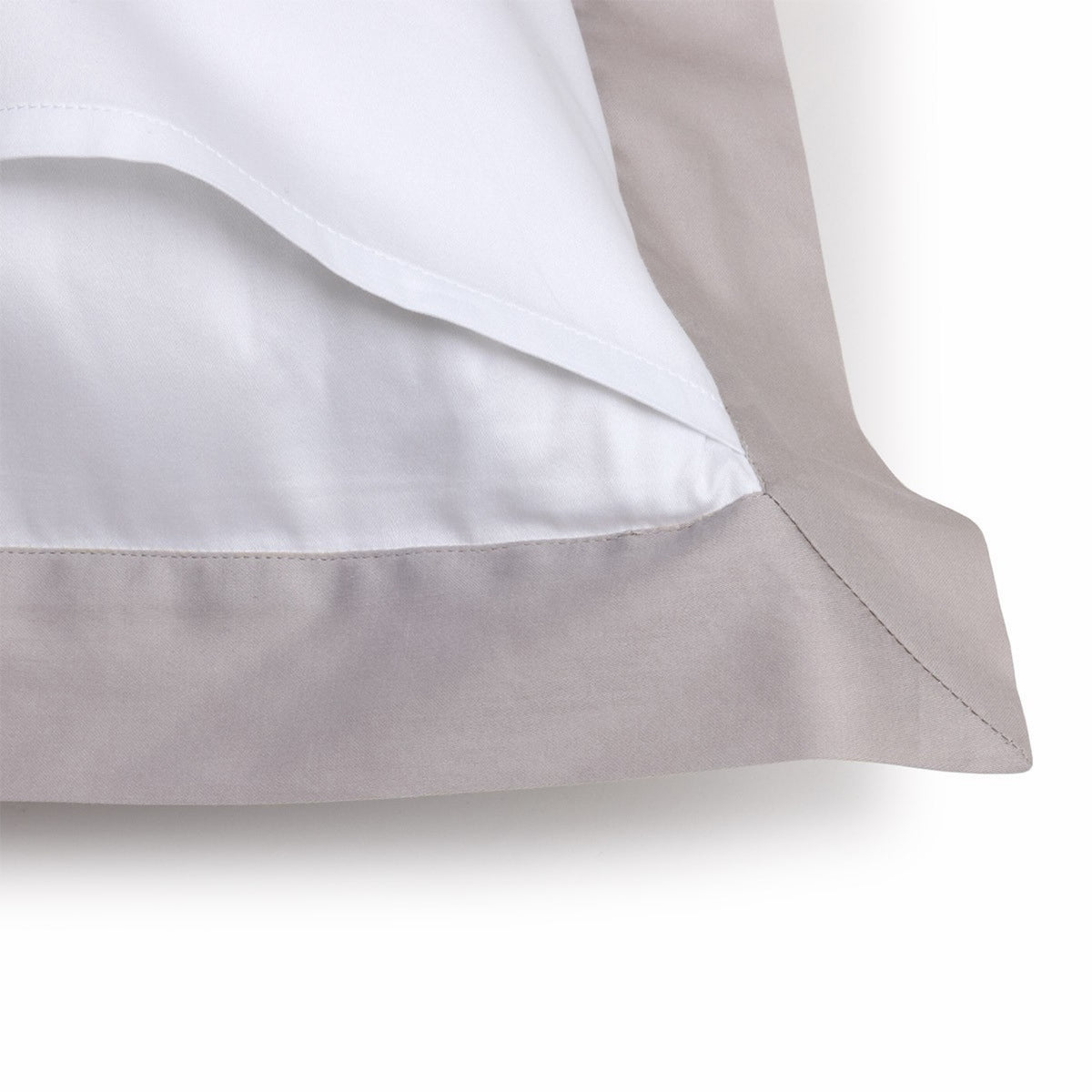 Close-up of Yves Delorme Linéa pillow with a Loutre border, crafted from organic long-staple cotton sateen bedding