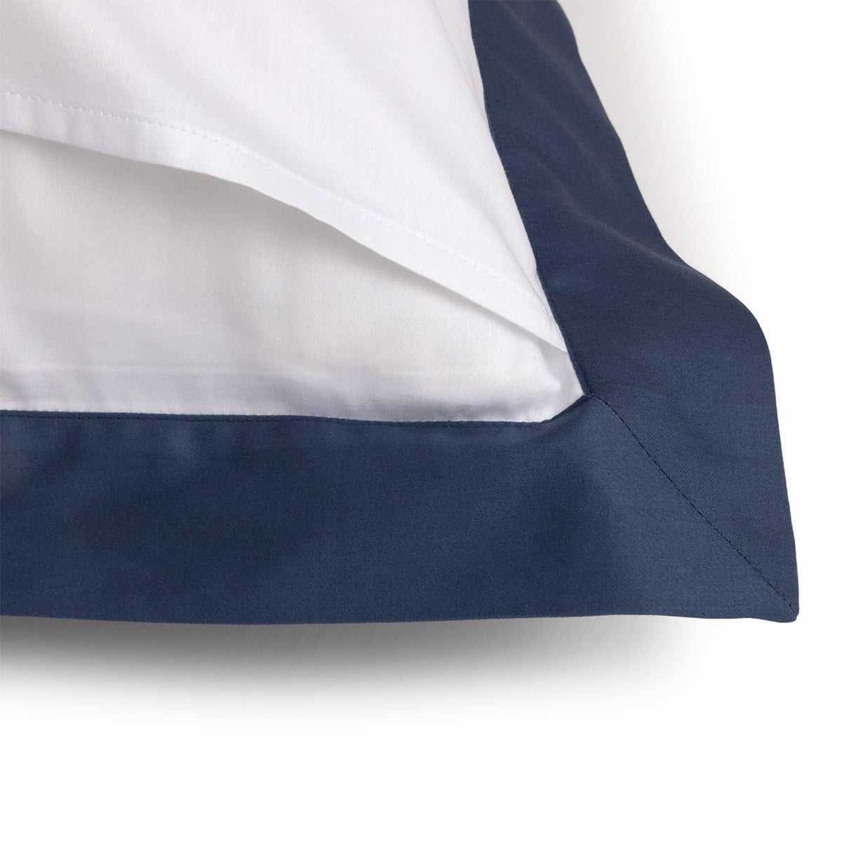 Close-up of Yves Delorme Linéa pillow with a Outremer border, crafted from organic long-staple cotton sateen bedding