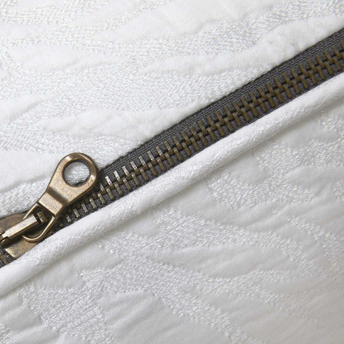 Zipper of Yves Delorme Souvenir Decorative Pillow in Blanc Color