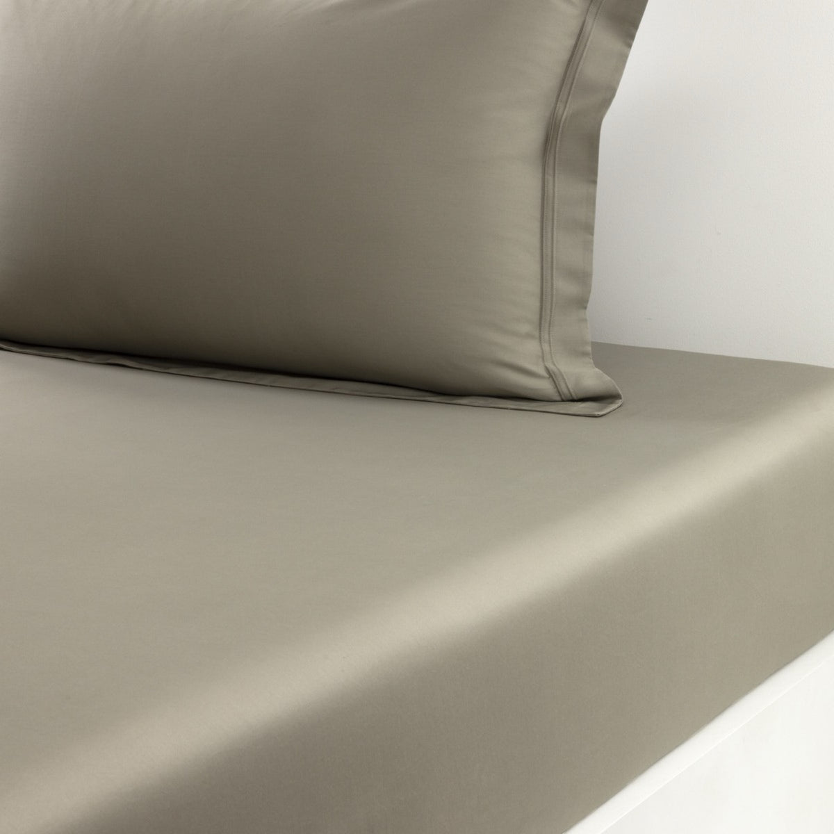 Yves Delorme Triomphe Fitted Sheet in Kaki color