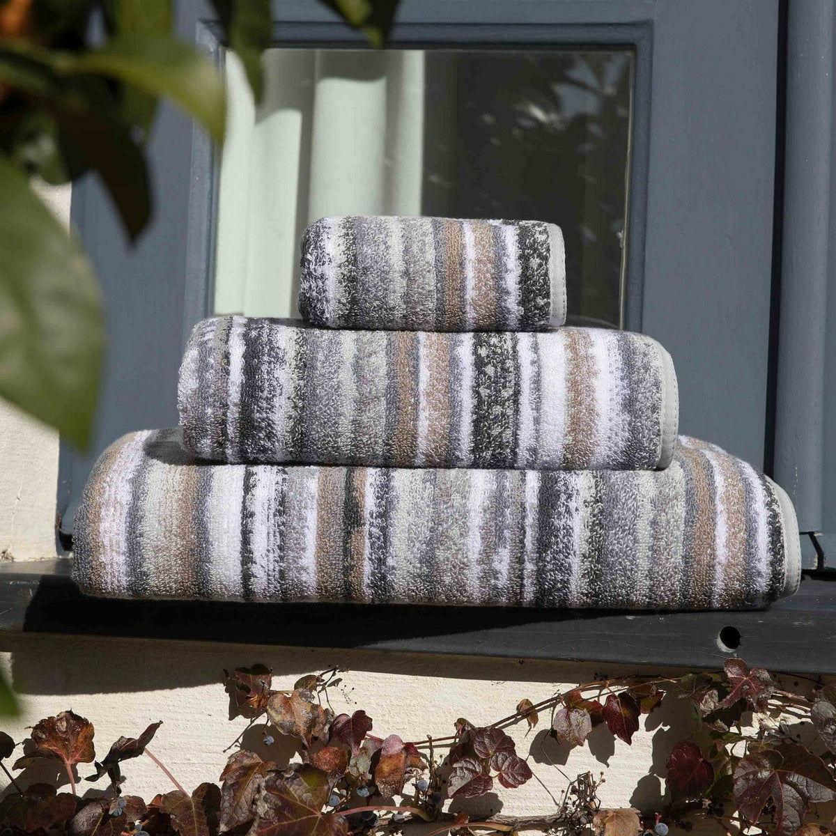 Graccioza Venice Bath Towels and Rugs Lifestyle Multi/Grey Fine Linens
