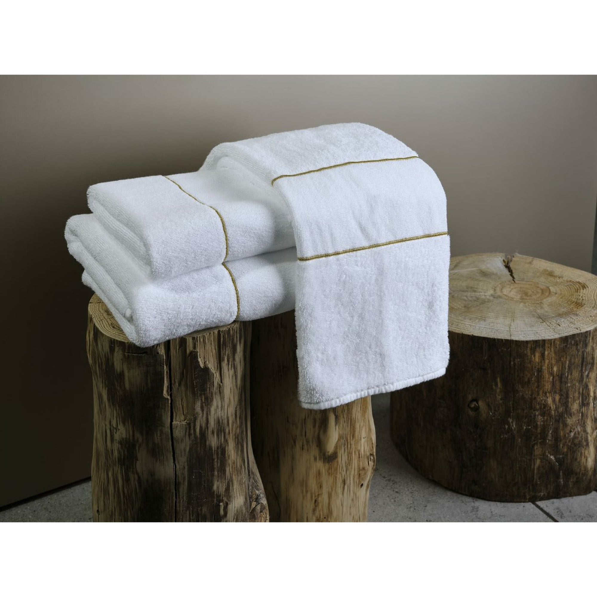 Abyss Lara Bath Towels Lifestyle White/Gold (108) Fine Linens