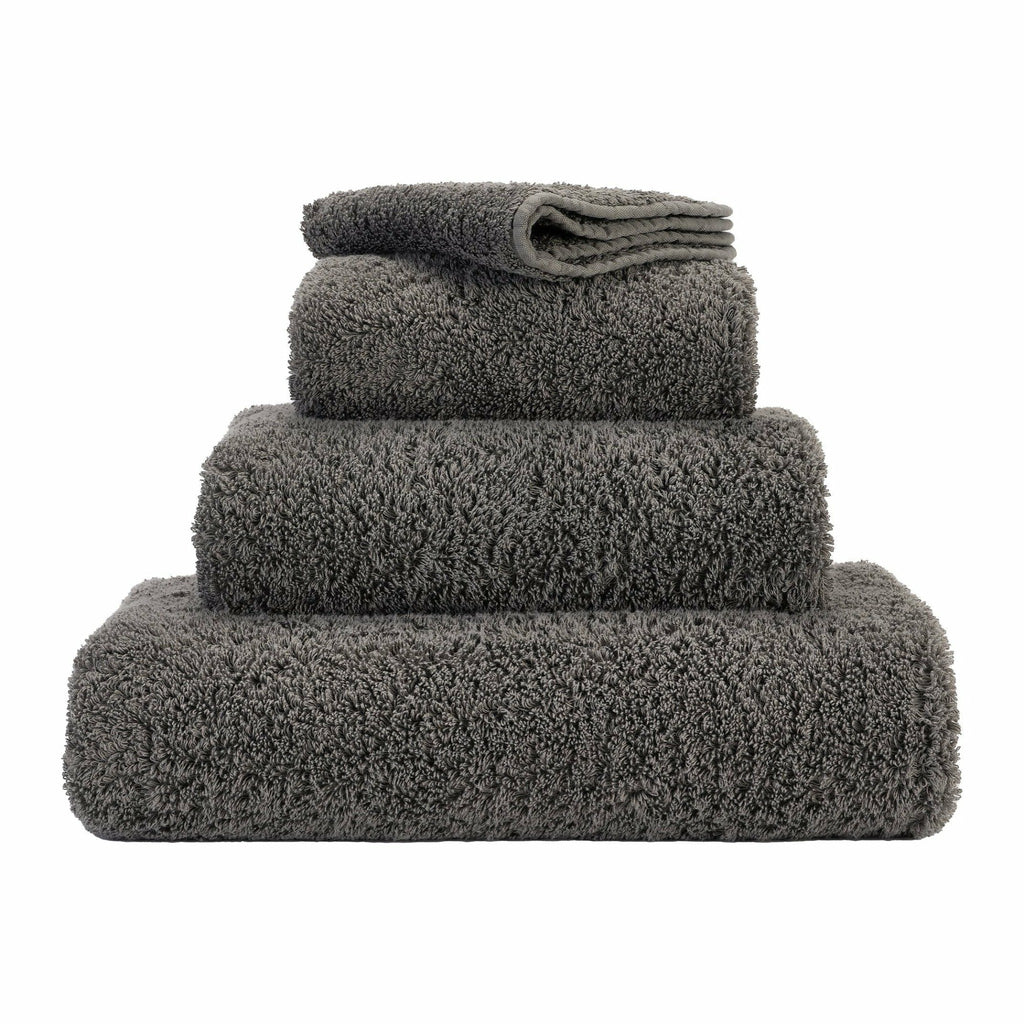 https://flandb.com/cdn/shop/products/Abyss-Super-Pile-Bath-Towels-Gris.jpg?v=1666343621&width=1024