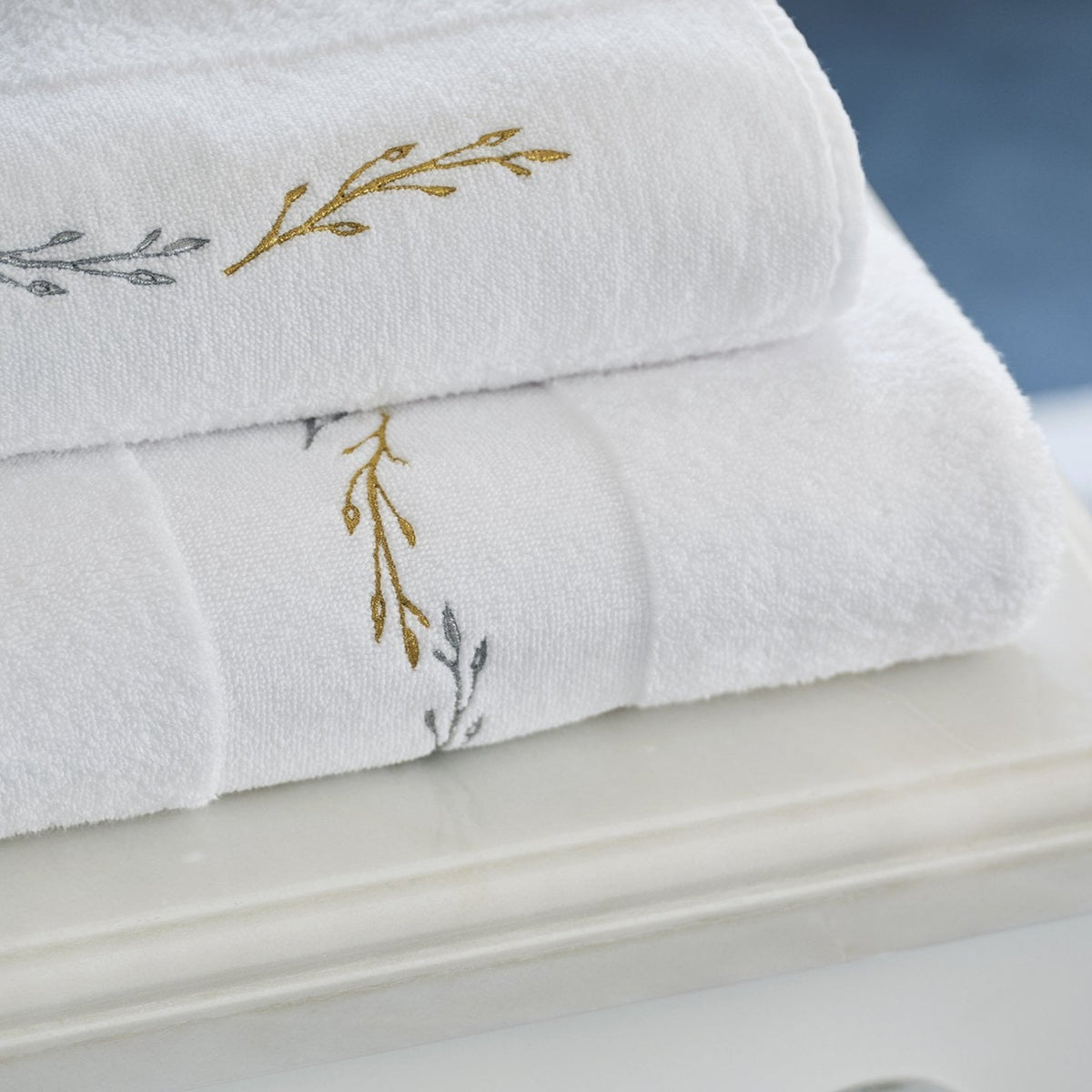 Abyss Lauren Bath Towel Main White/Gold (108) Fine Linens