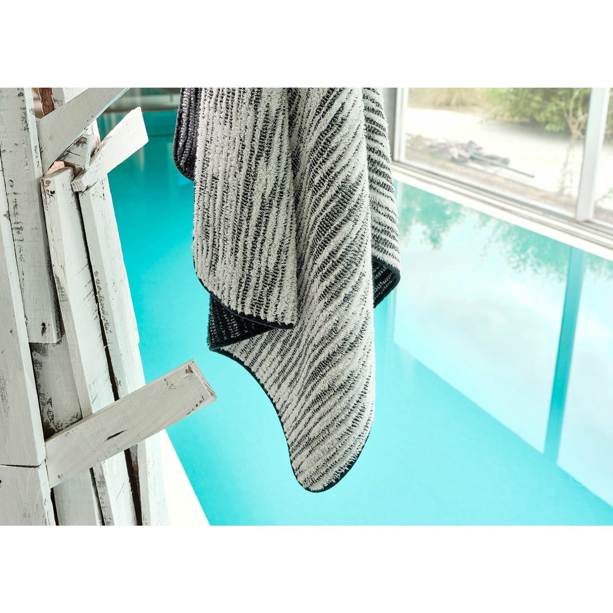 Abyss Cozi Bath Towels Pool Black (990) Fine Linens