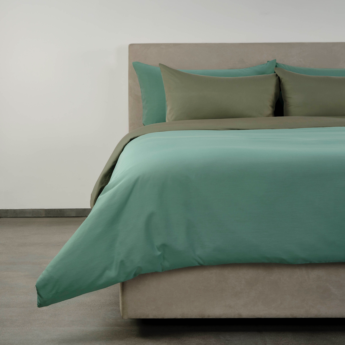 Full Bed in Celso de Lemos Calypso Bedding in Jade Color