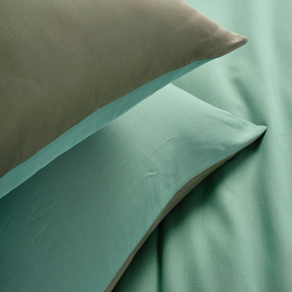 Pillowcase Knife Edge of Celso de Lemos Calypso Bedding in Jade Color