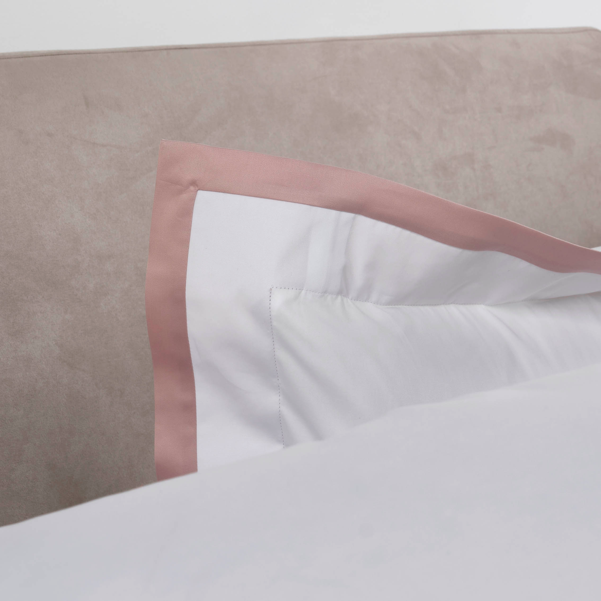 Pillow Flange of Celso de Lemos Hella Bedding in Nuage Rose Color