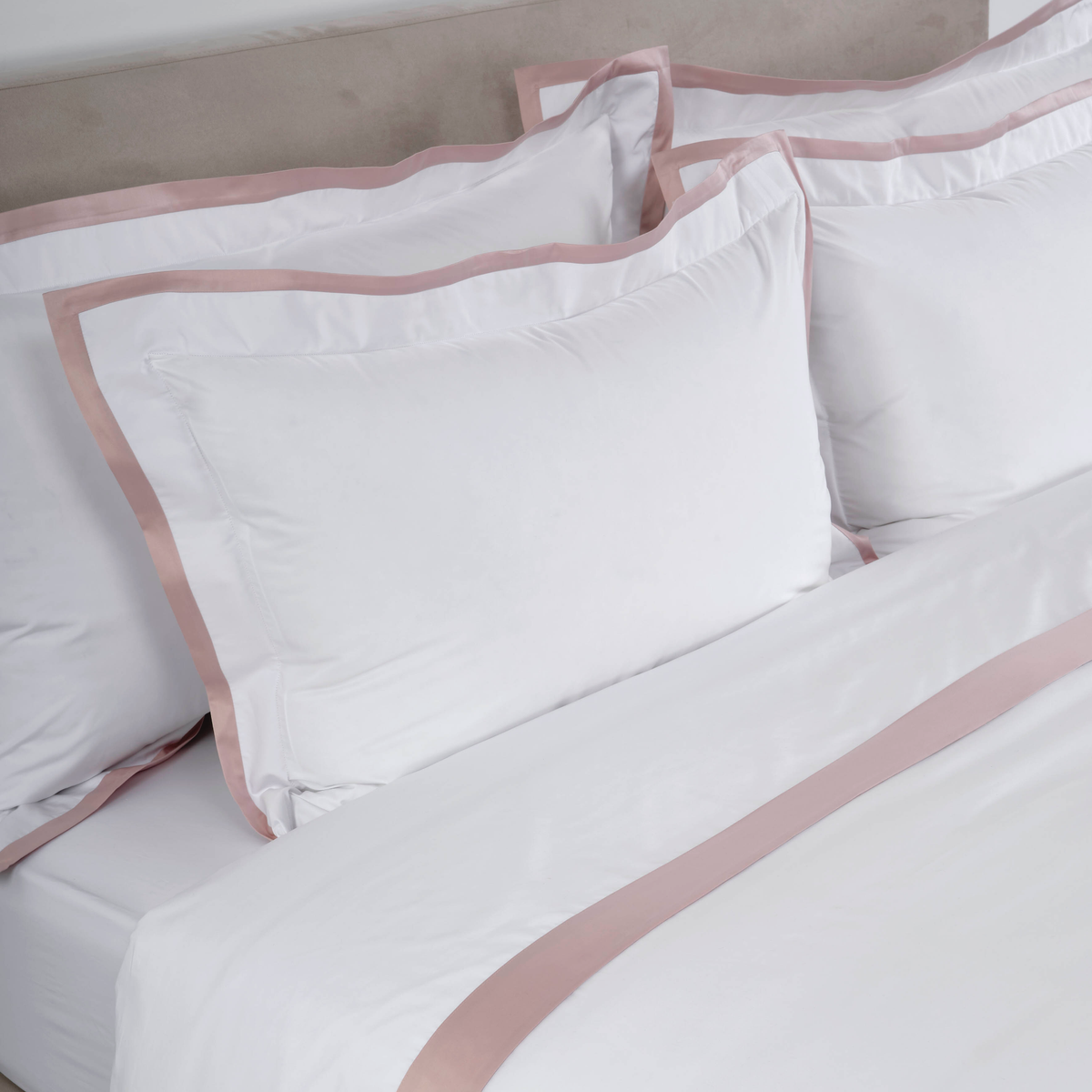 Pillowcases of Celso de Lemos Hella Bedding in Nuage Rose Color