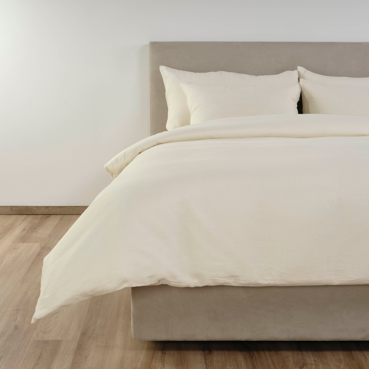 Cover Full Bed of Celso de Lemos Moon Collection in Naturel Color